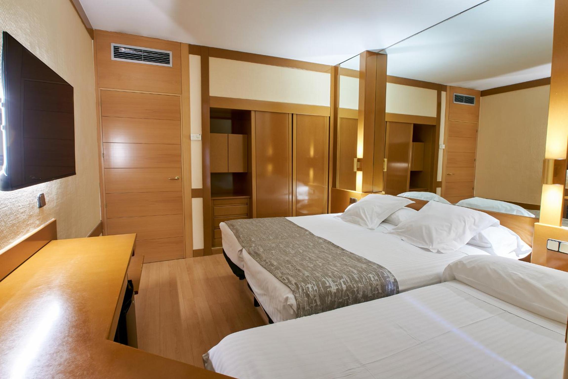 Twin Room with Extra Bed (2 Adults + 1 Child) photo 2