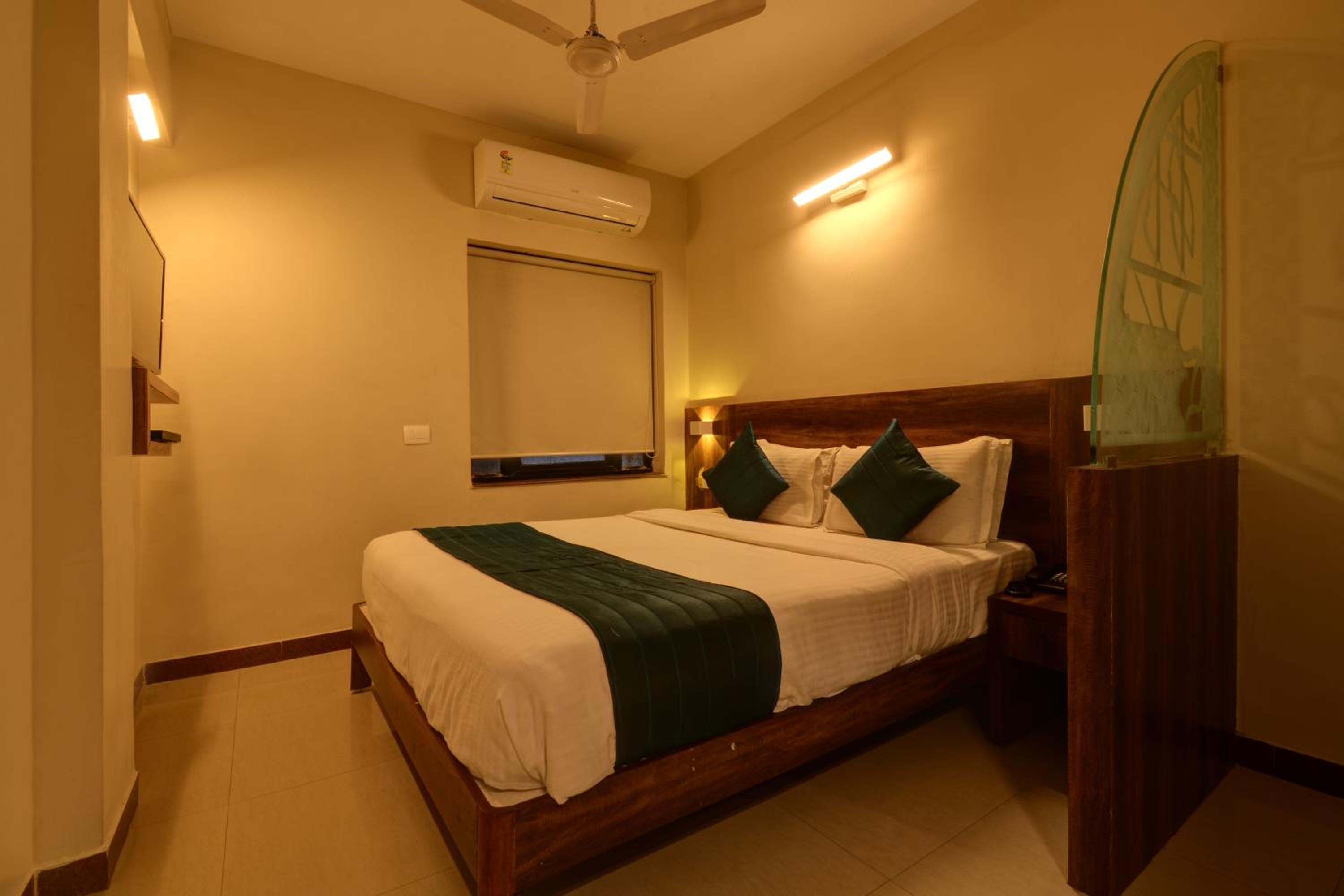 Deluxe Room - Photo 20