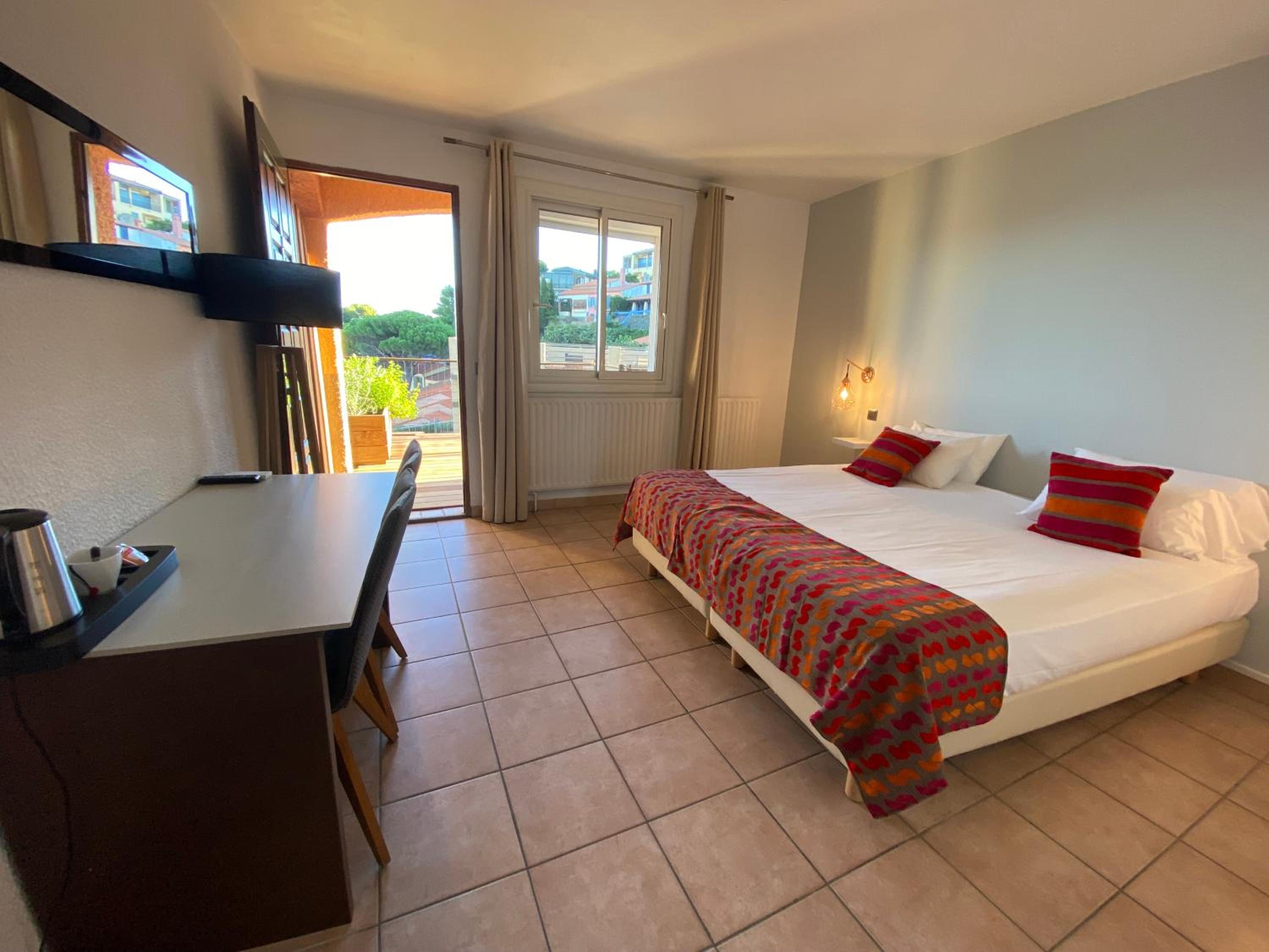 Double Room with Balcony - Photo 5