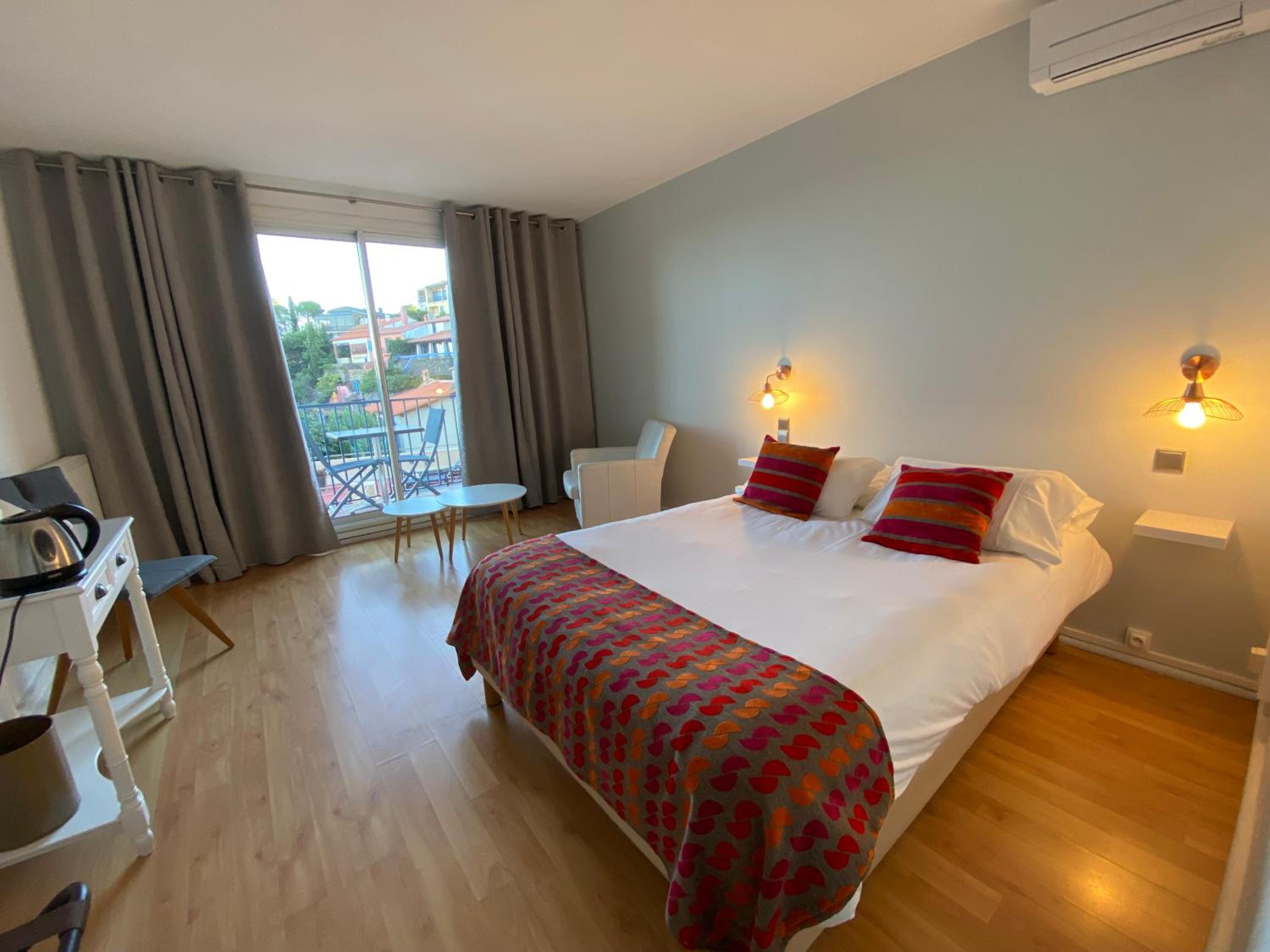 Double Room with Balcony - Photo 4