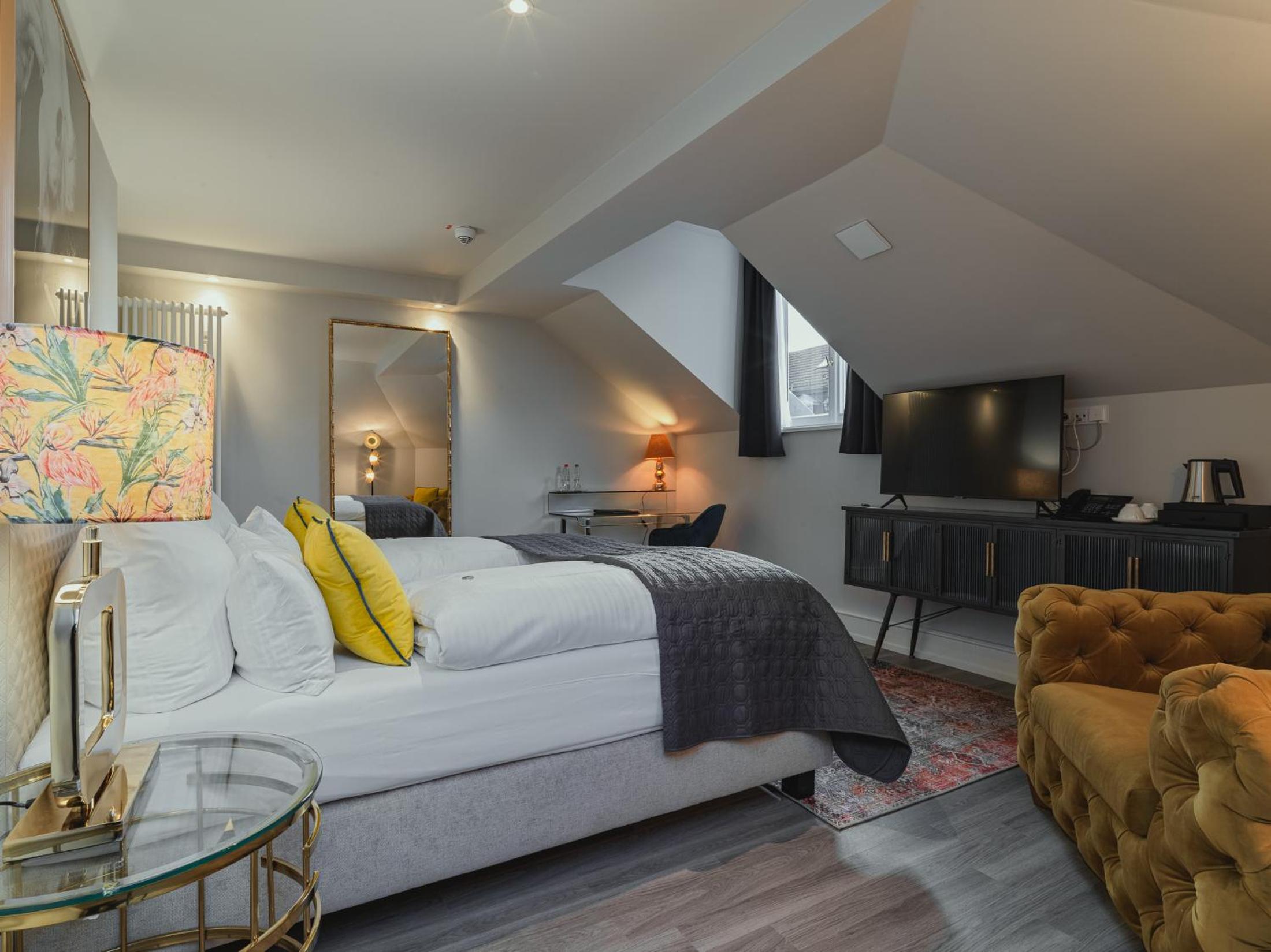 Deluxe Double Room - Photo 11