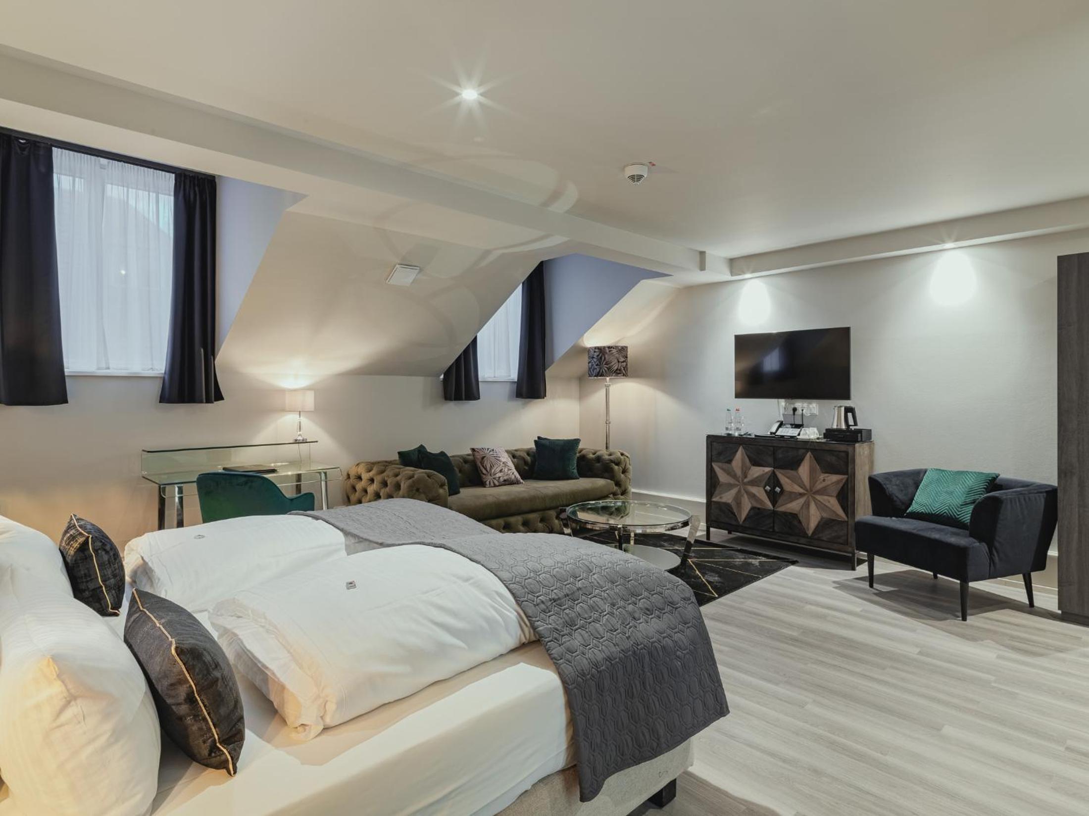Deluxe Double Room - Photo 9