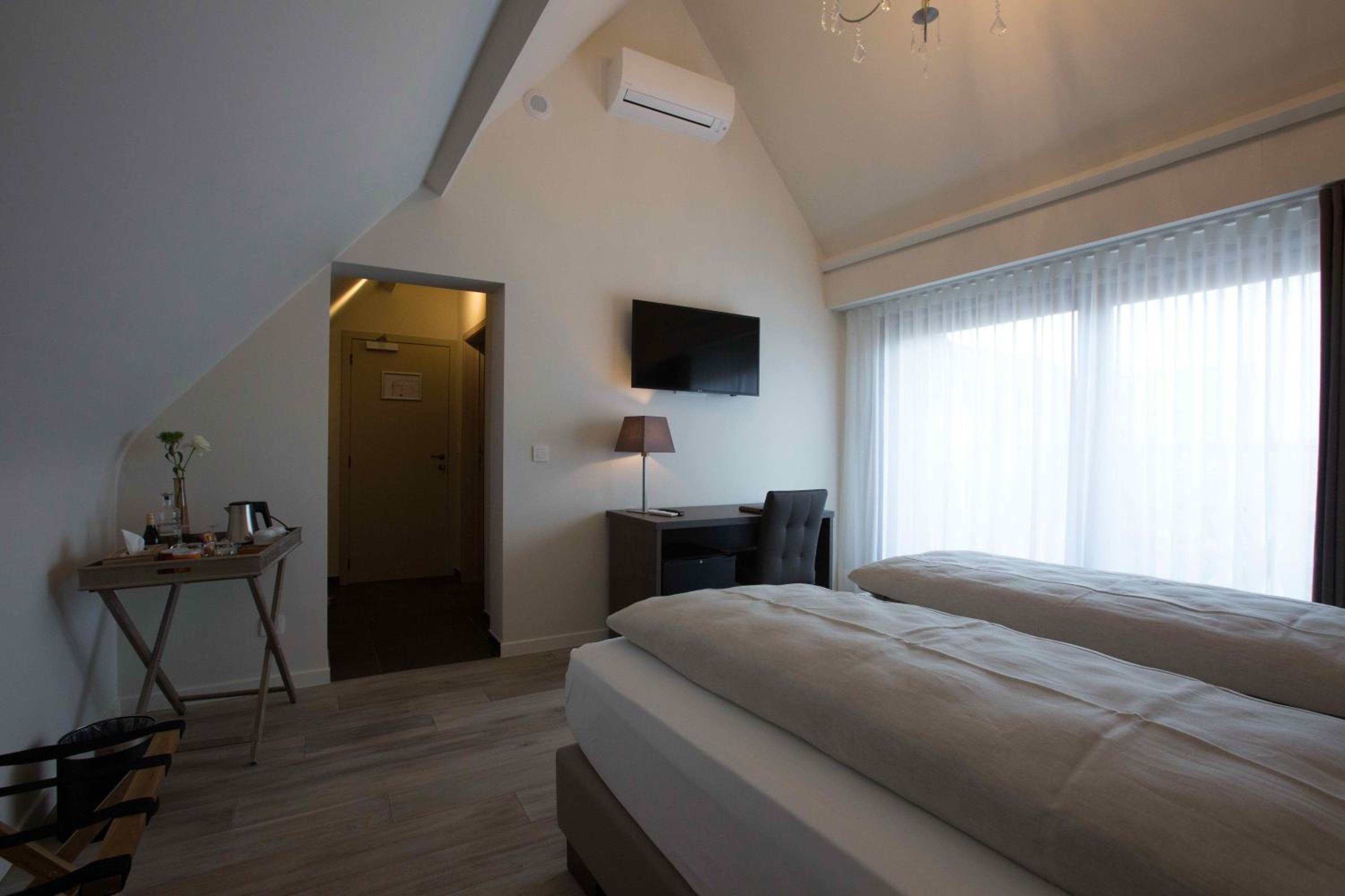Deluxe Double Room with Balcony - Photo 4