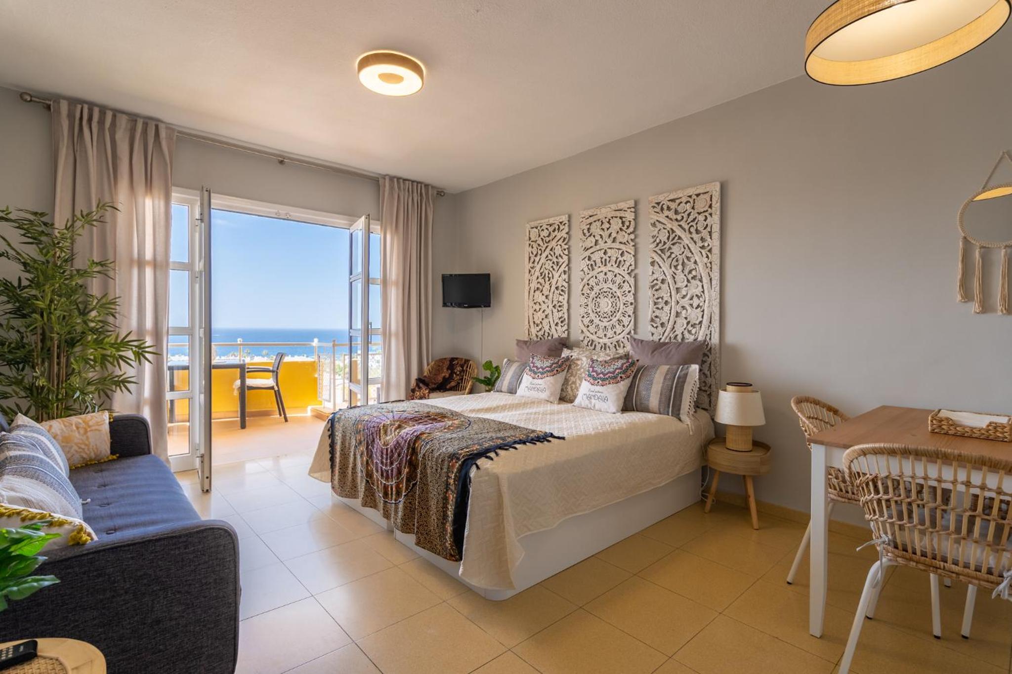 Estudio con vista al mar