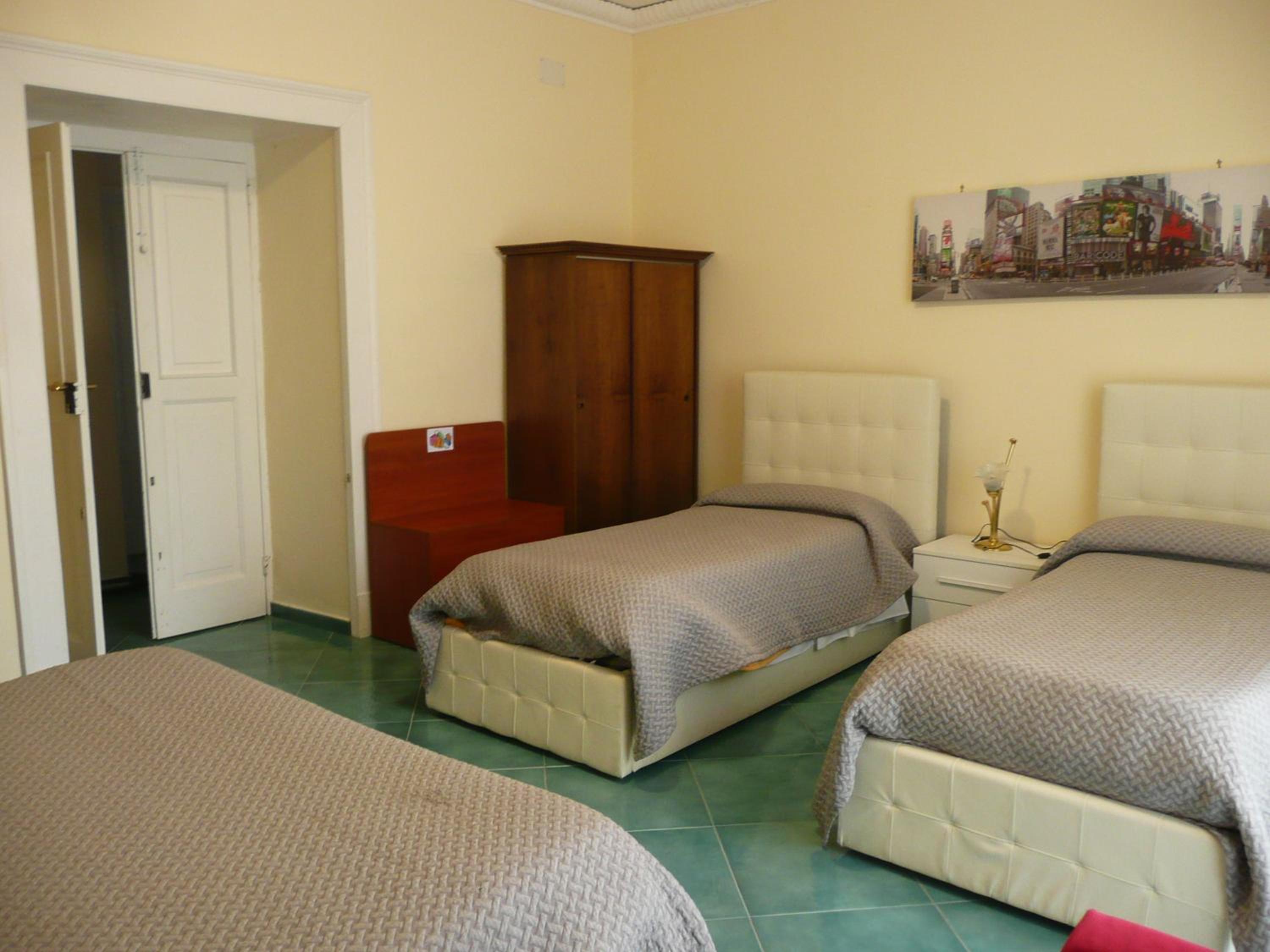 Quadruple Room with Sea View - Photo 4