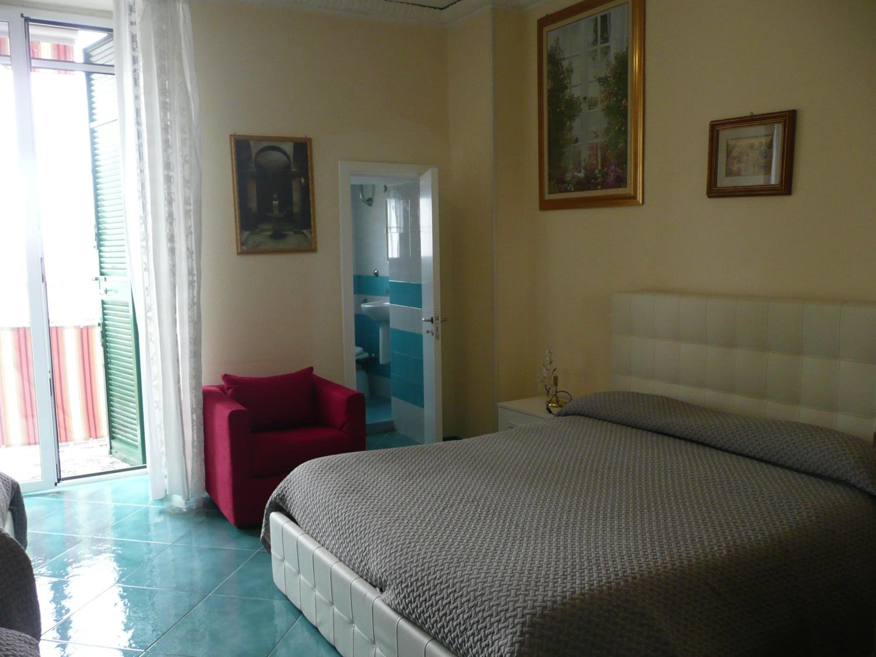 Quadruple Room with Sea View - Photo 3