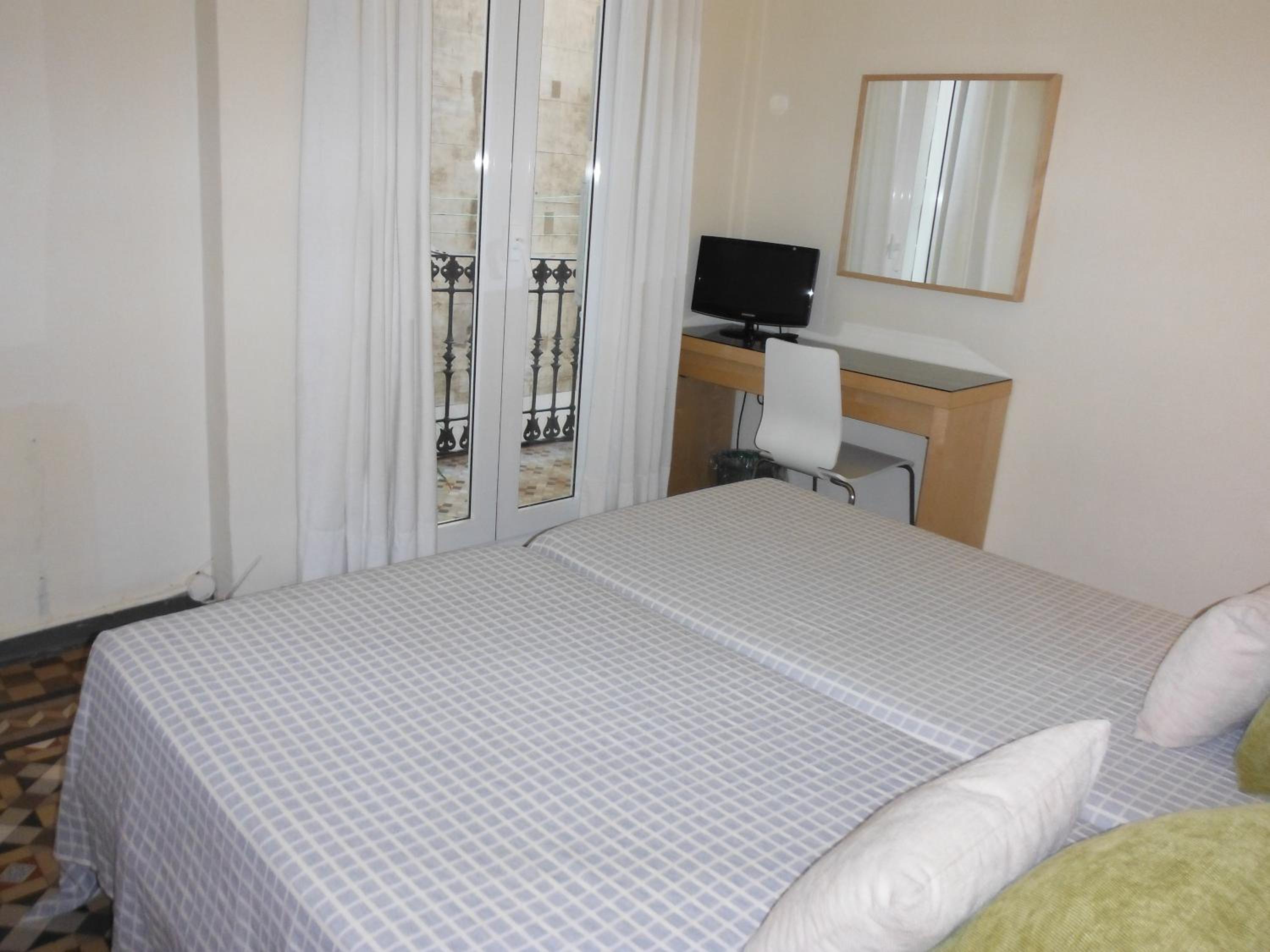 Double or Twin Room with Interior Balcony and with Private Bathroom photo 2