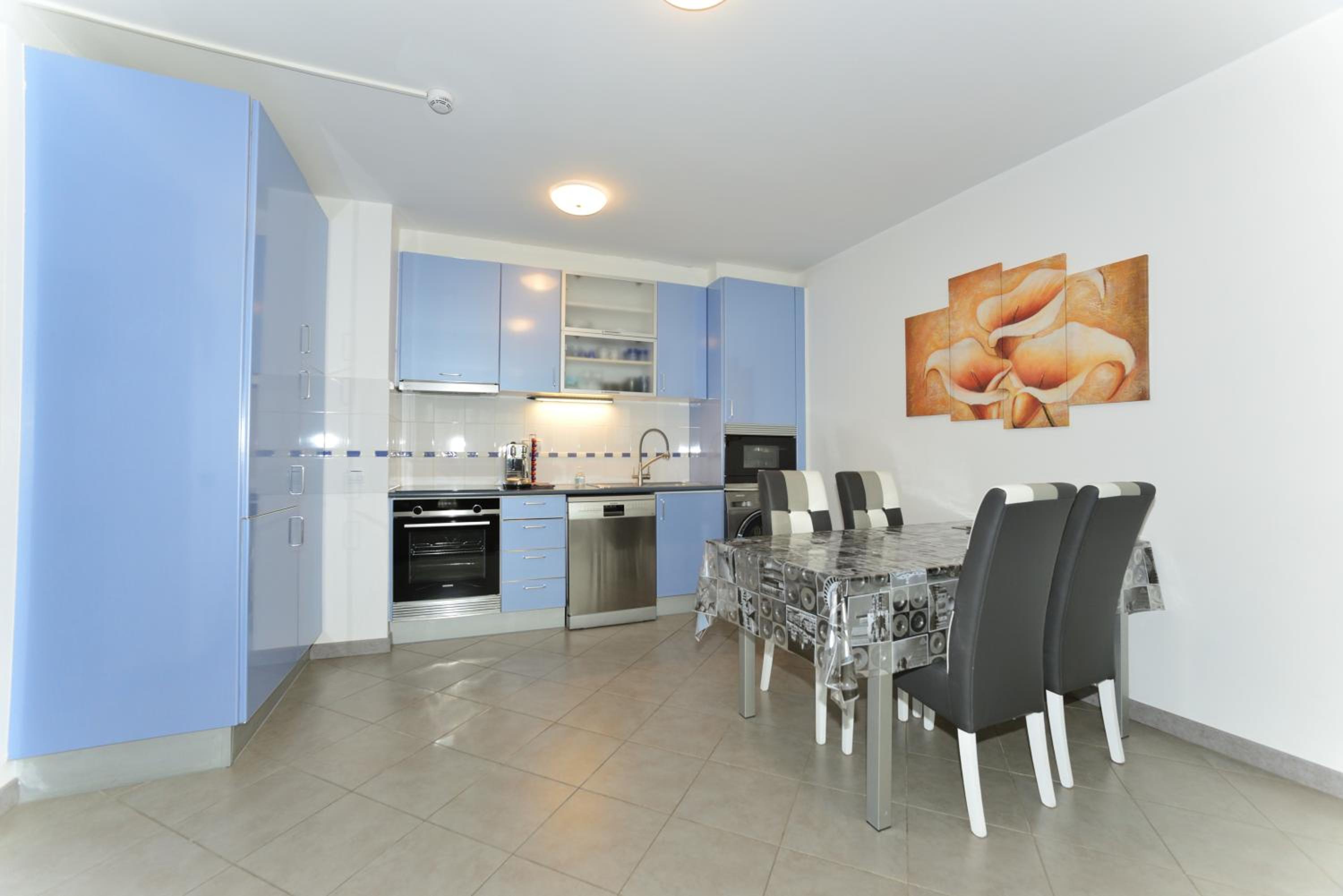Superior One-Bedroom Apartment - Photo 3