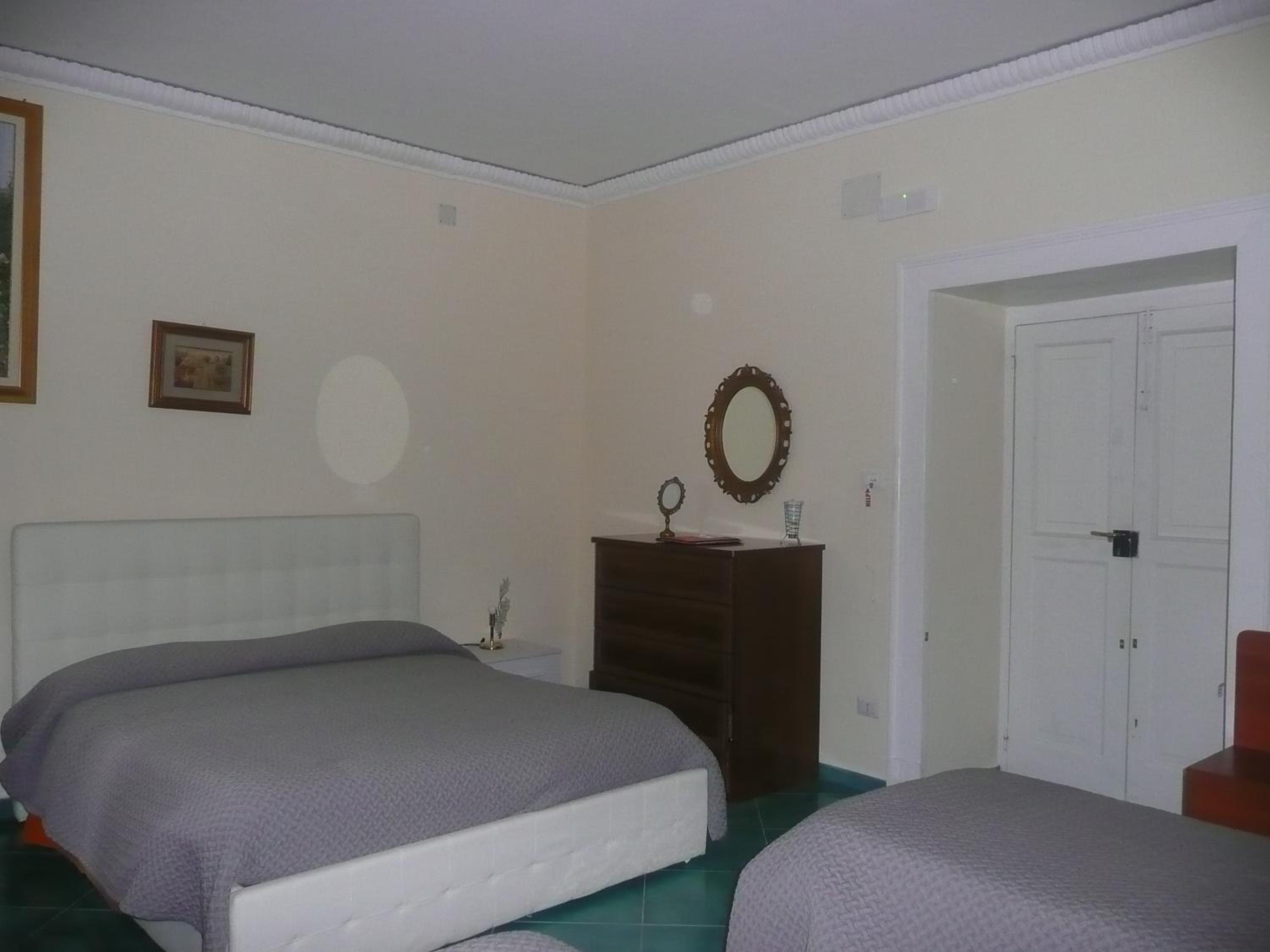 Quadruple Room with Sea View - Photo 10