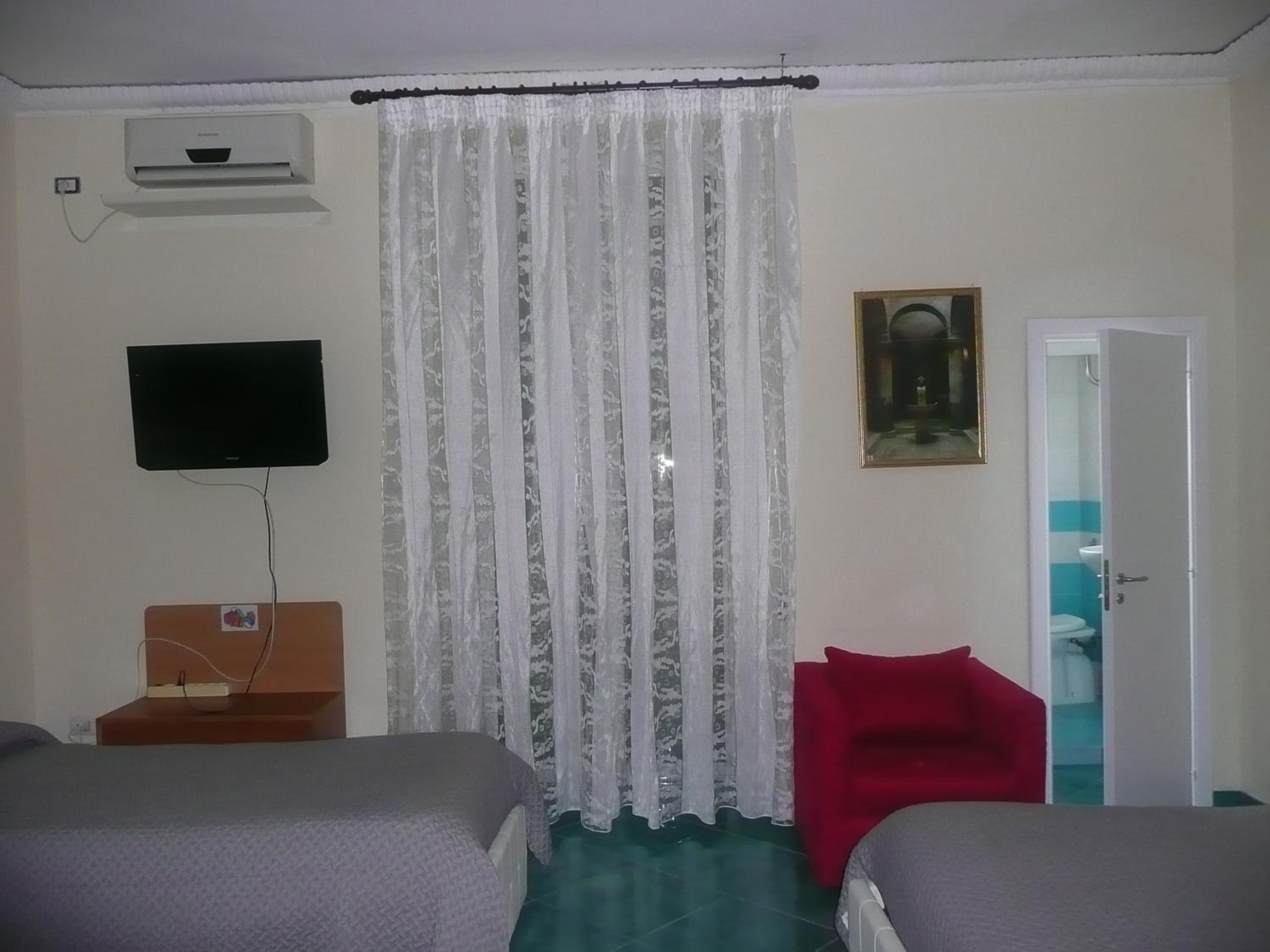 Quadruple Room with Sea View - Photo 13