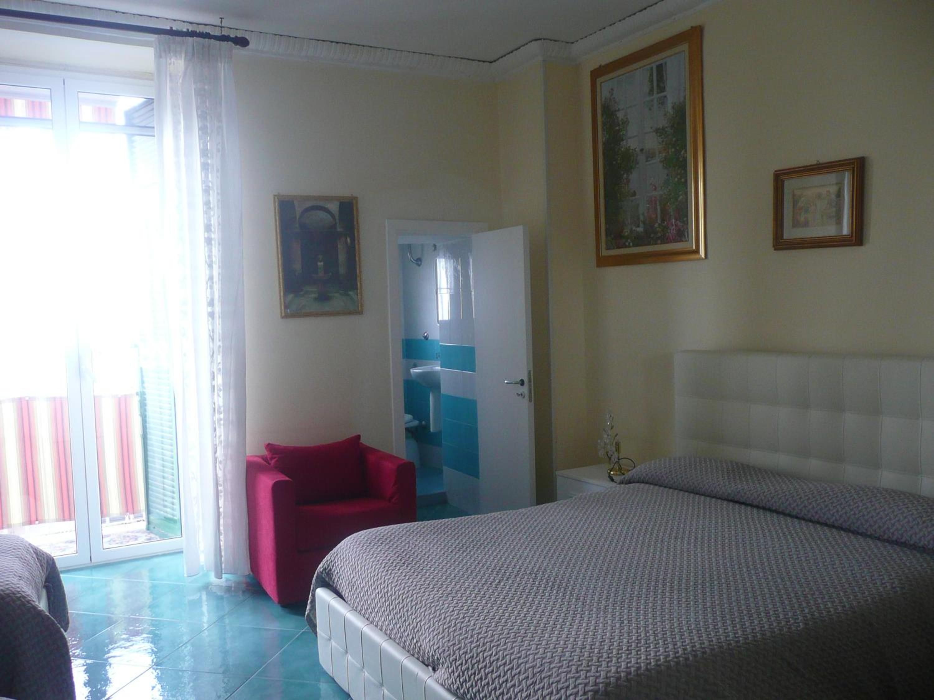 Quadruple Room with Sea View - Photo 14