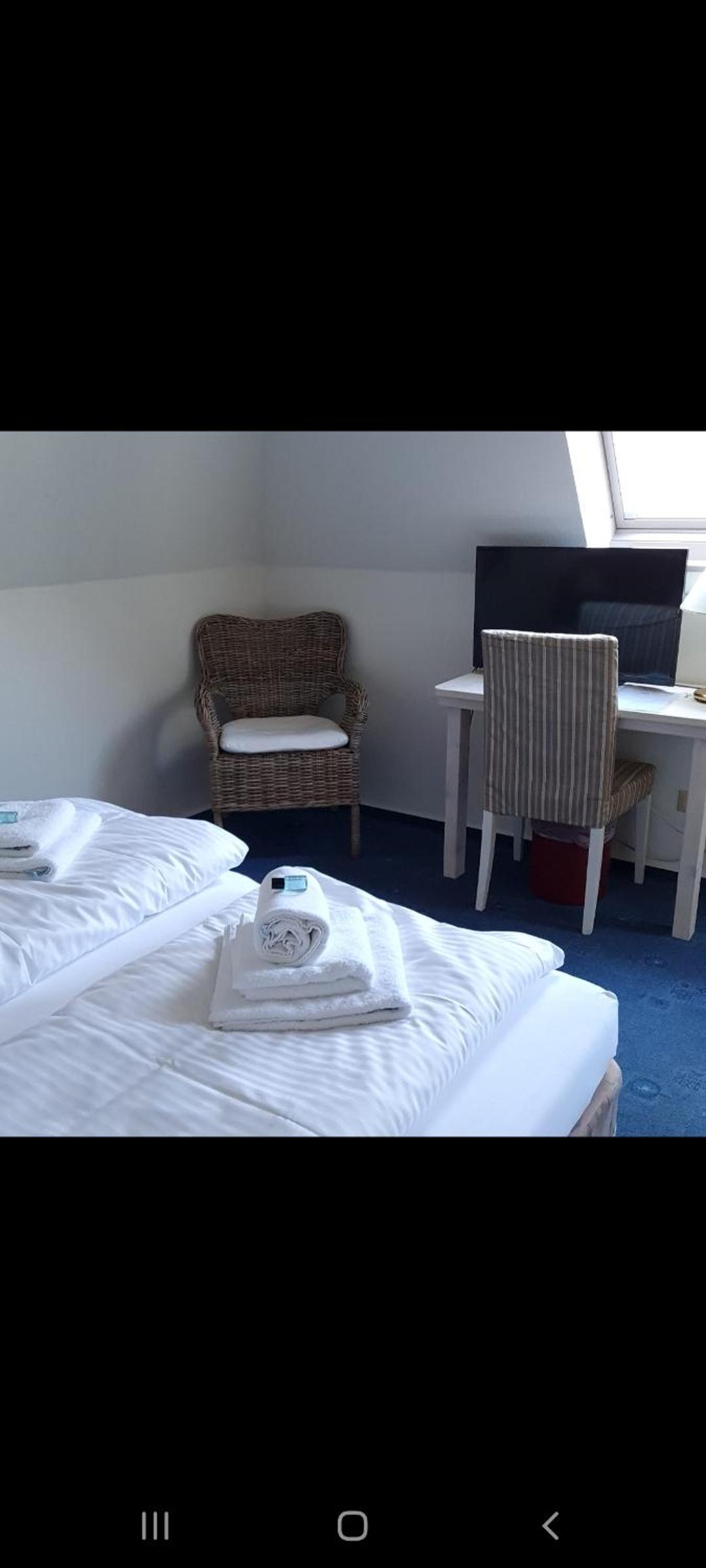 Double or Twin Room - Photo 5