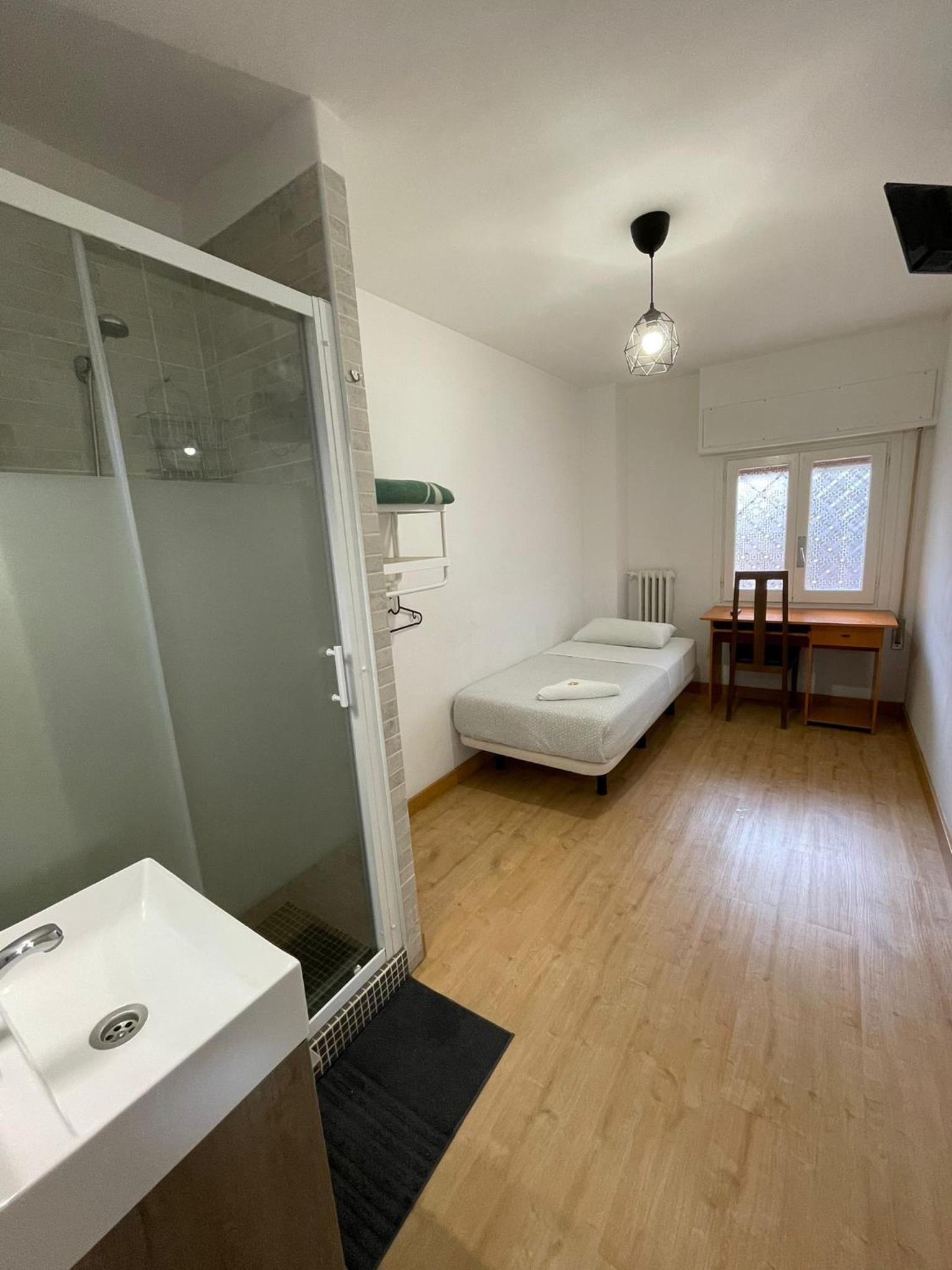 Habitación individual con baño compartido