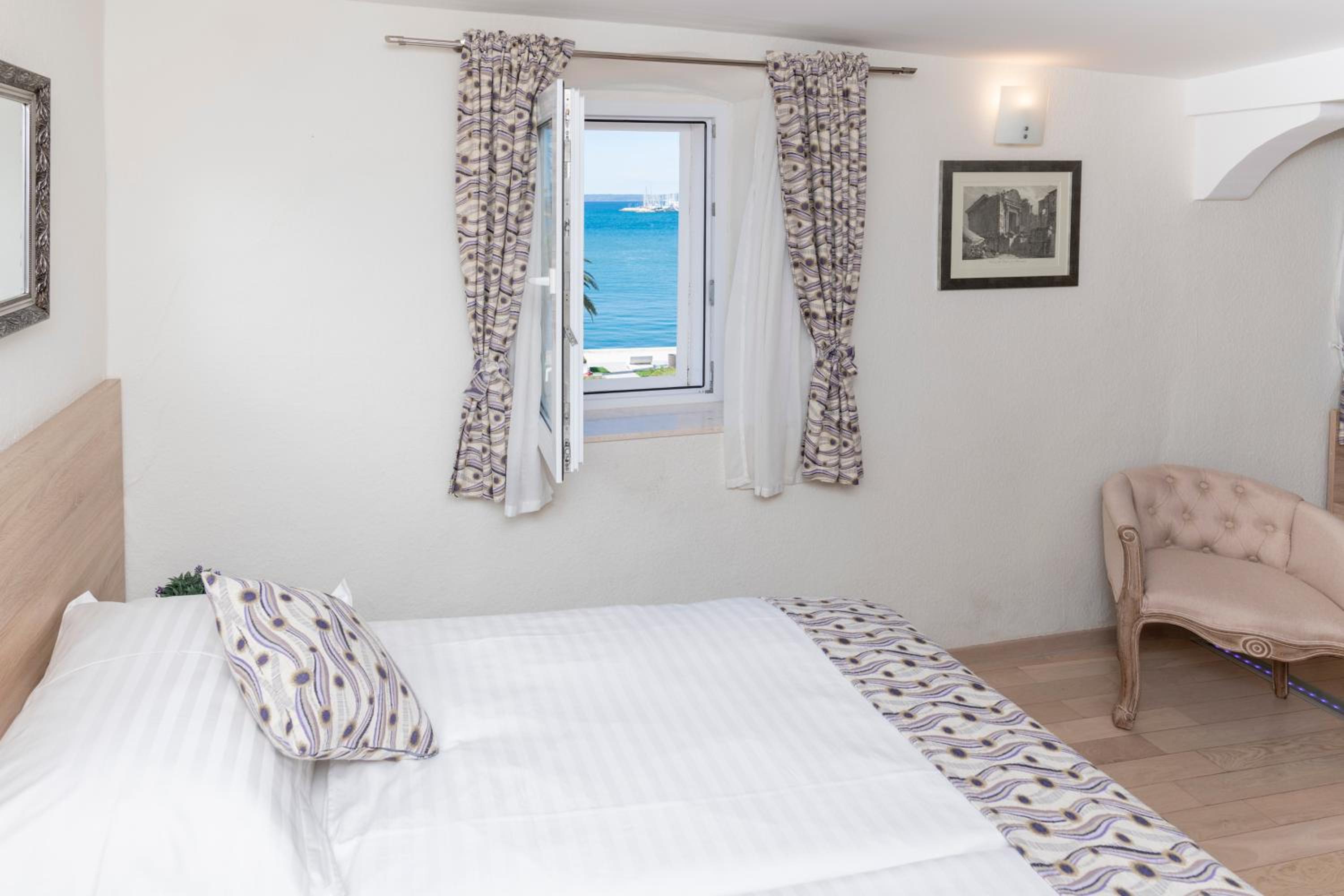 Double Room with Sea View - Photo 5