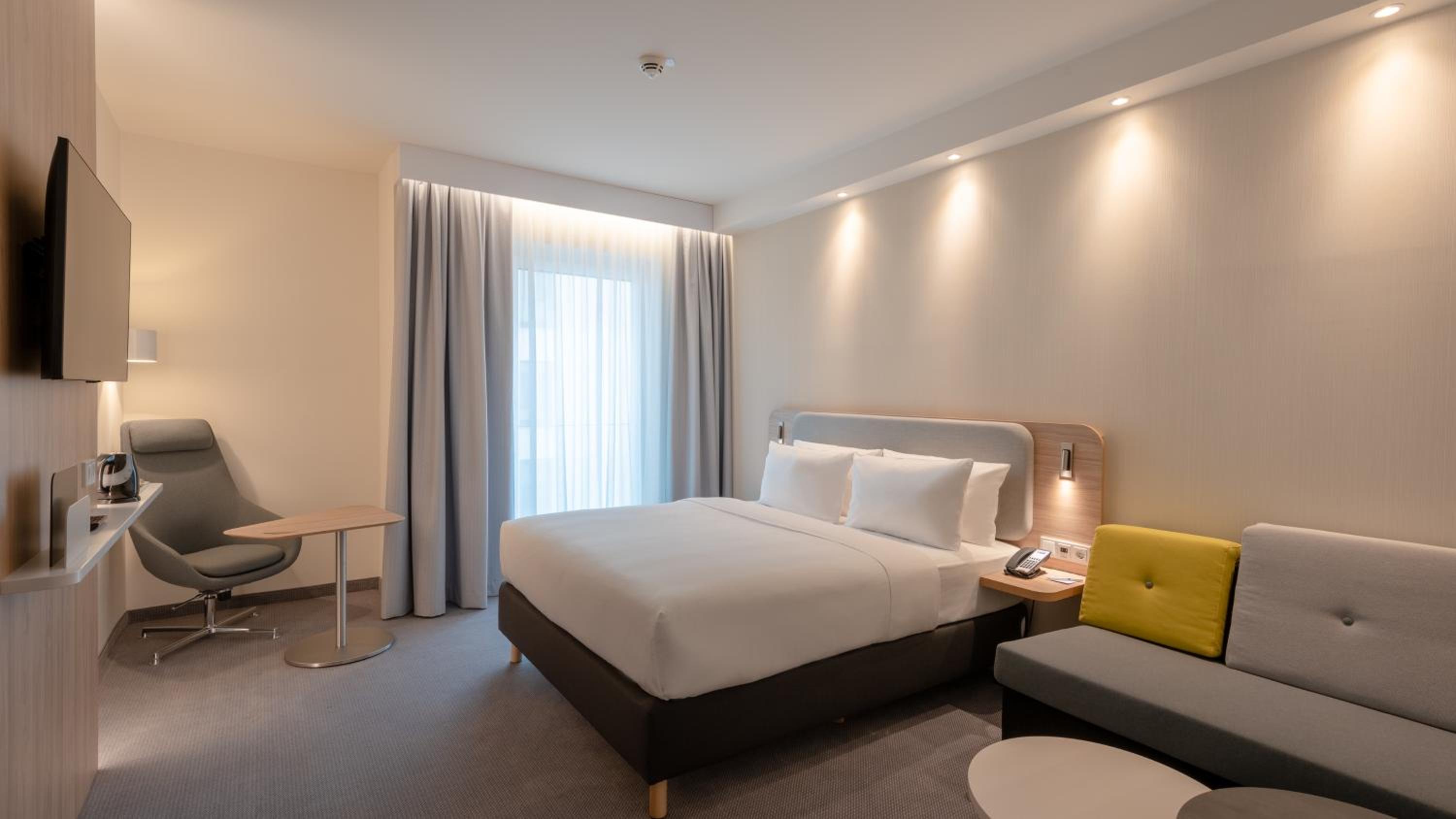 Standard Queen Room with Sofa Bed - Non-Smoking