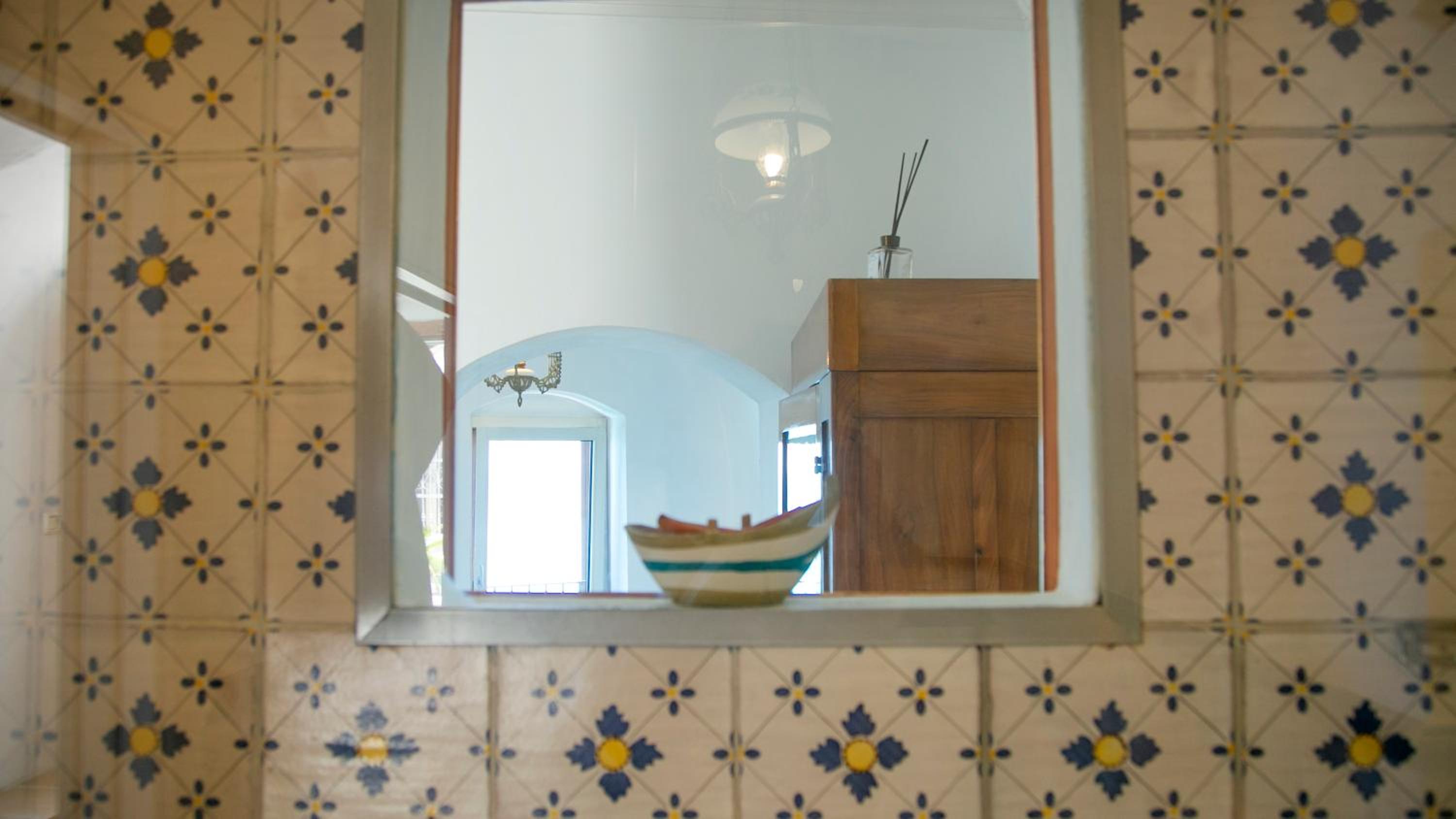 Deluxe Suite with Sea View - Photo 26