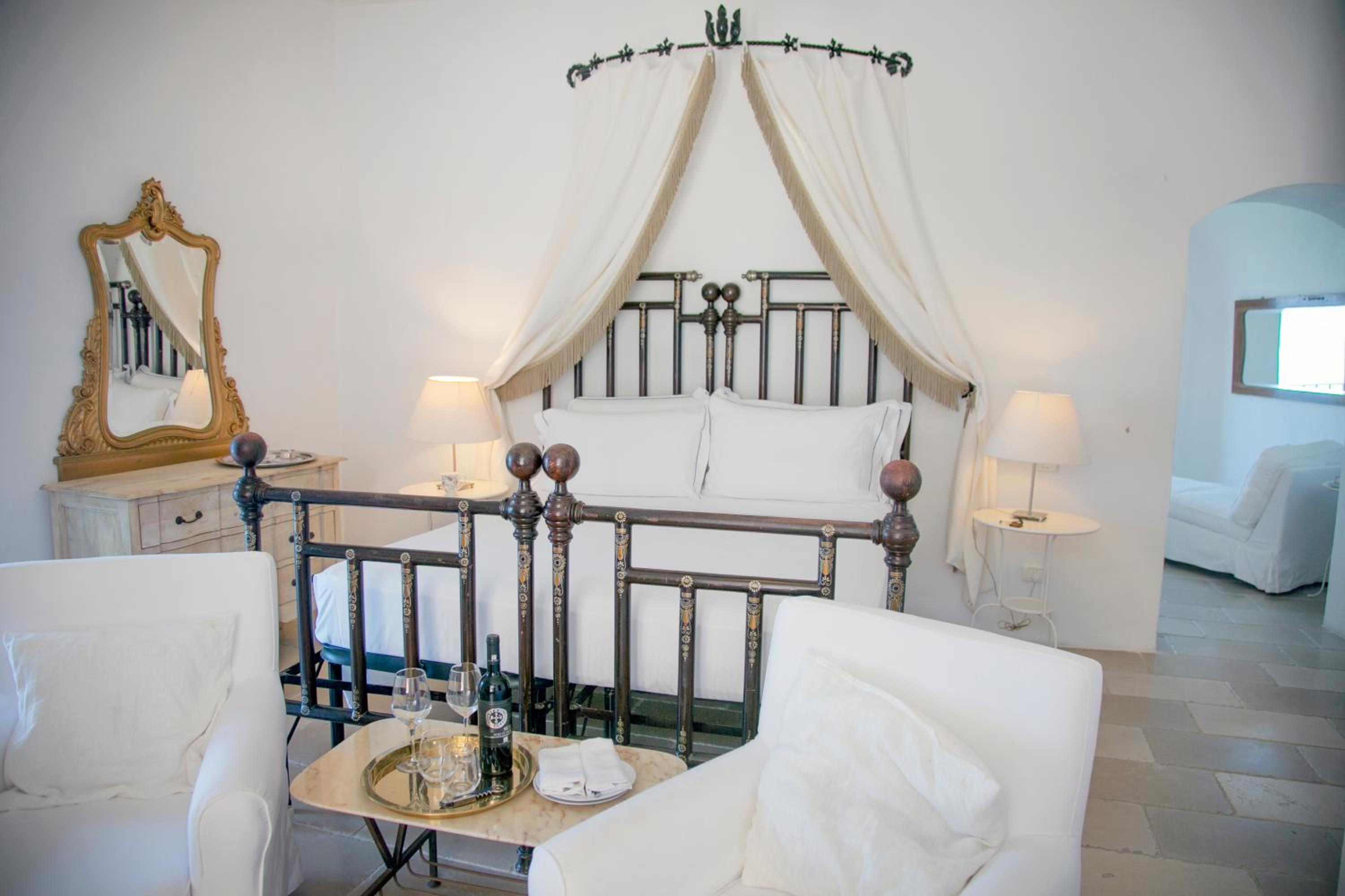 Deluxe Suite with Sea View - Photo 22