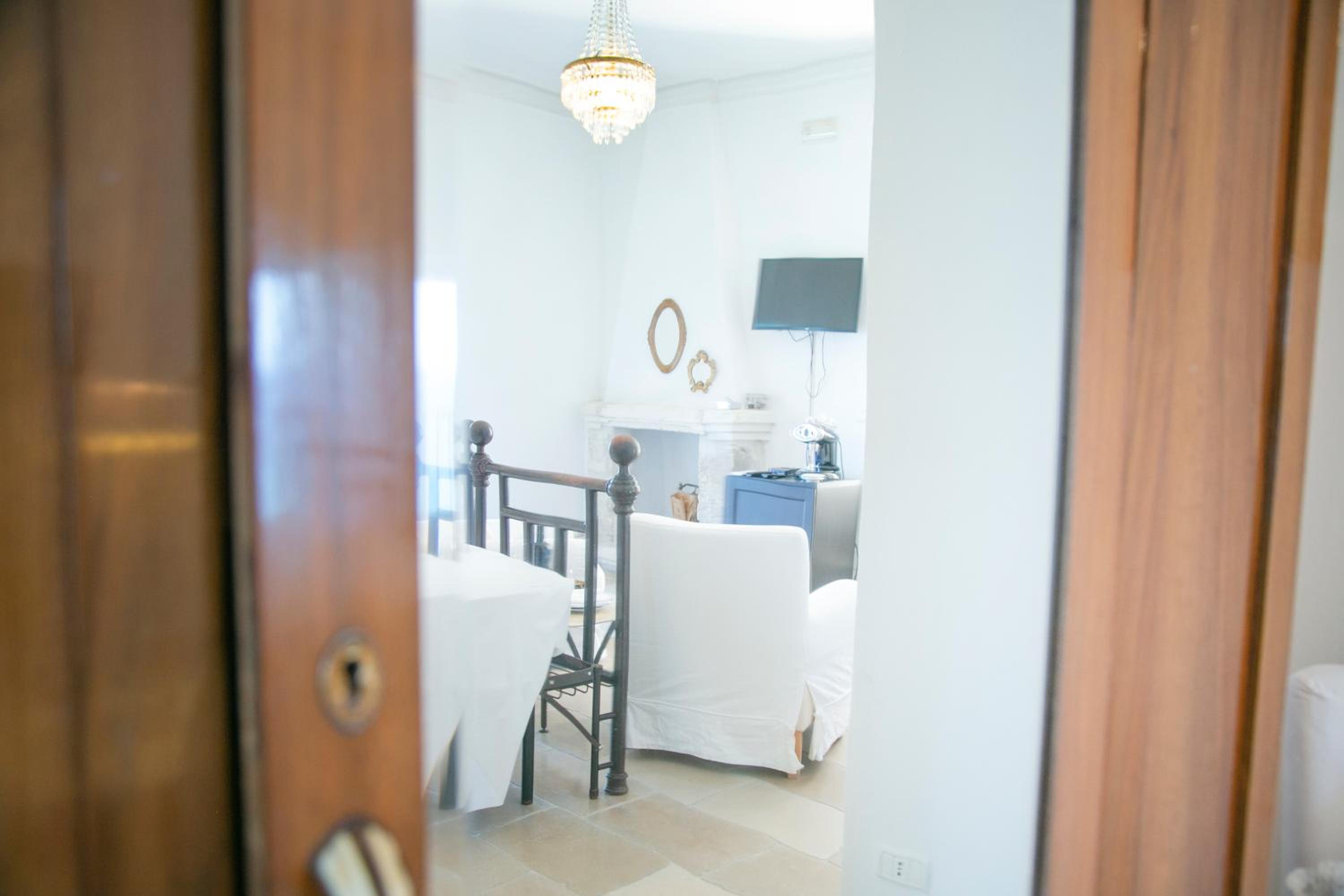 Deluxe Suite with Sea View - Photo 27