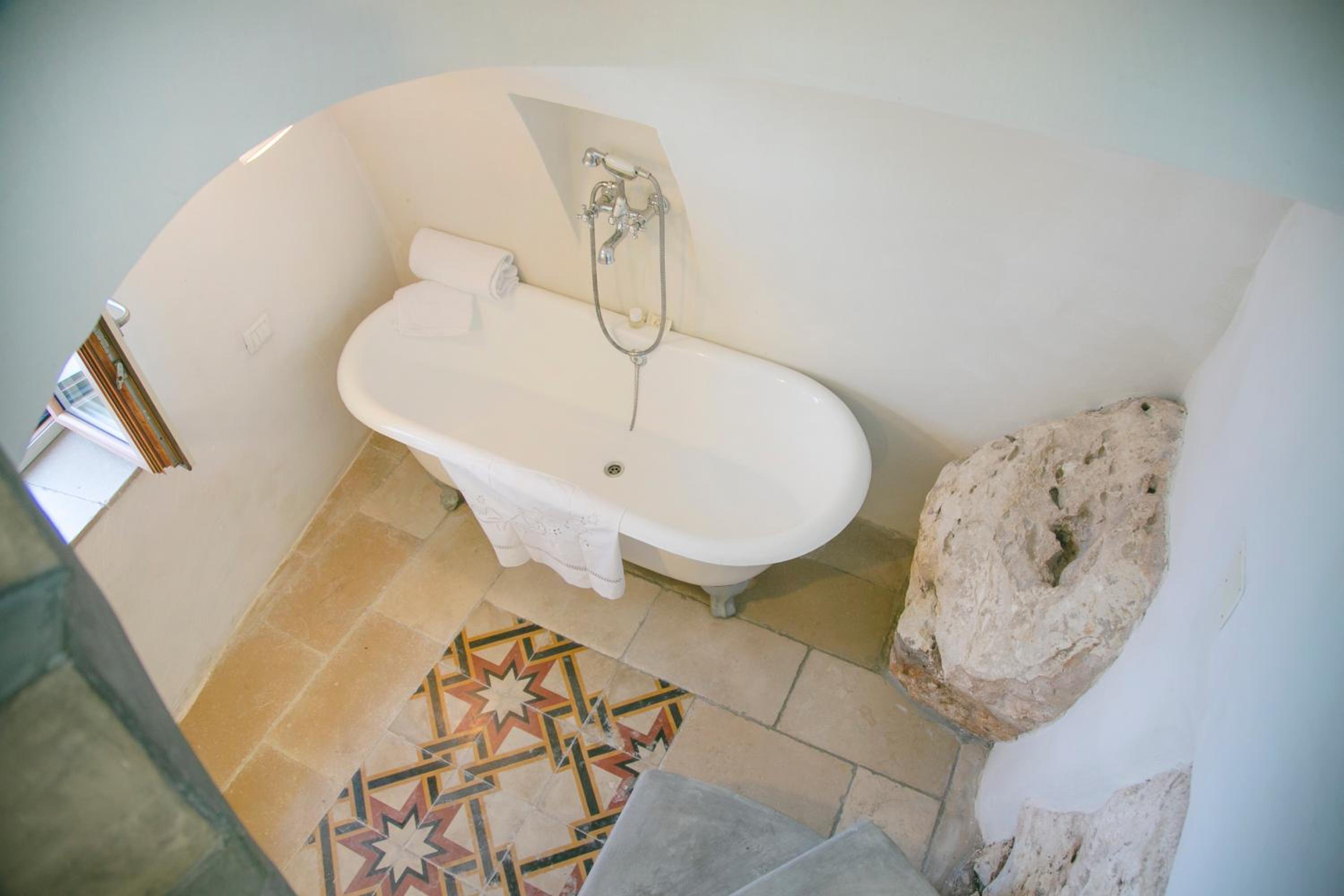 Deluxe Suite with Sea View - Photo 7