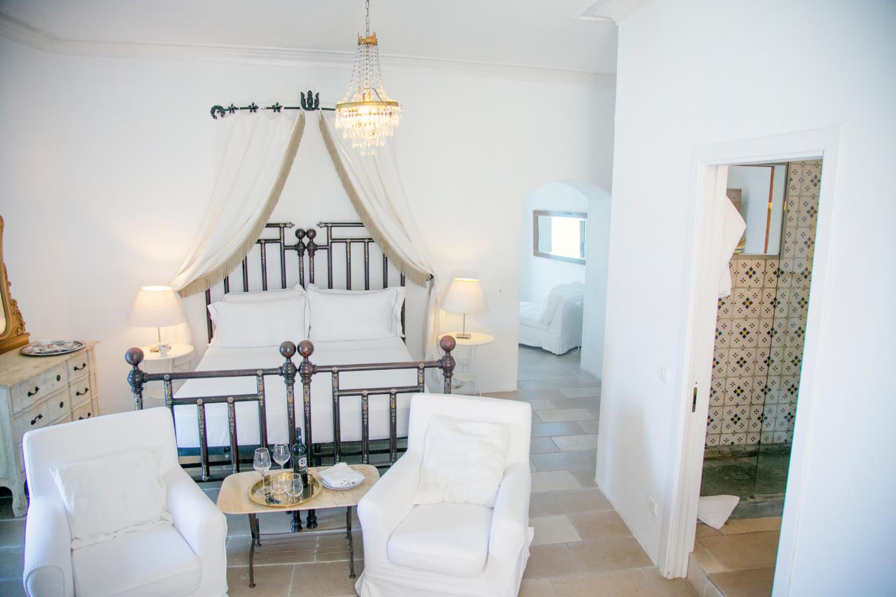Deluxe Suite with Sea View - Photo 30