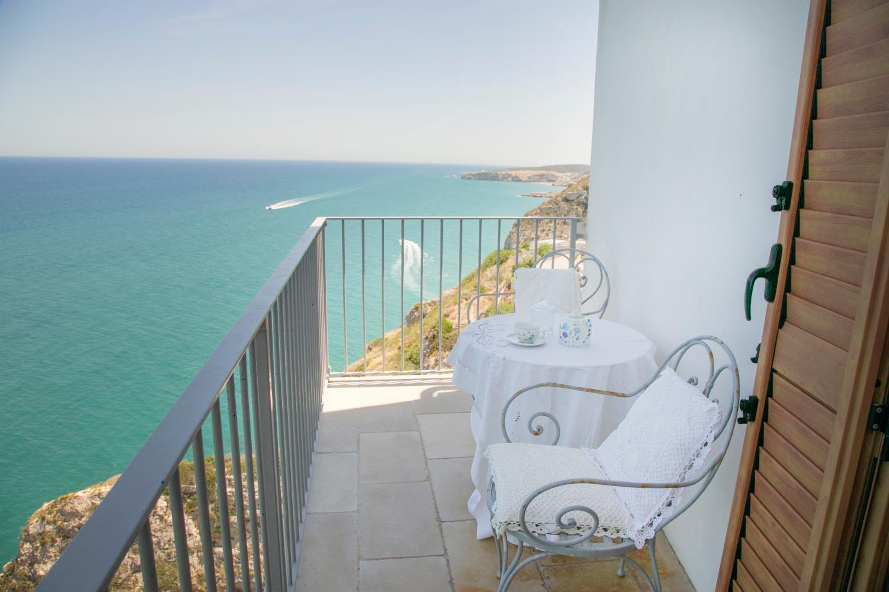 Deluxe Suite with Sea View - Photo 2