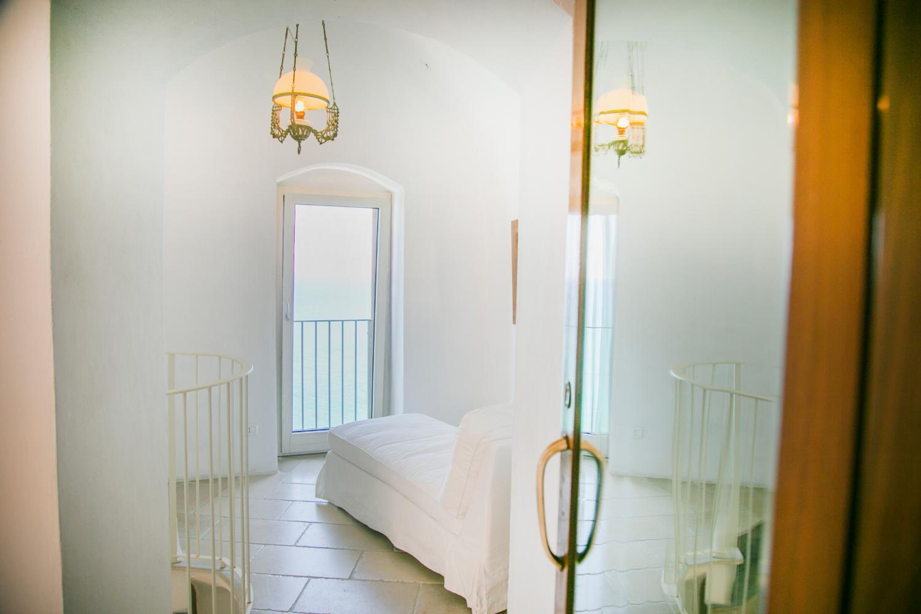 Deluxe Suite with Sea View - Photo 3
