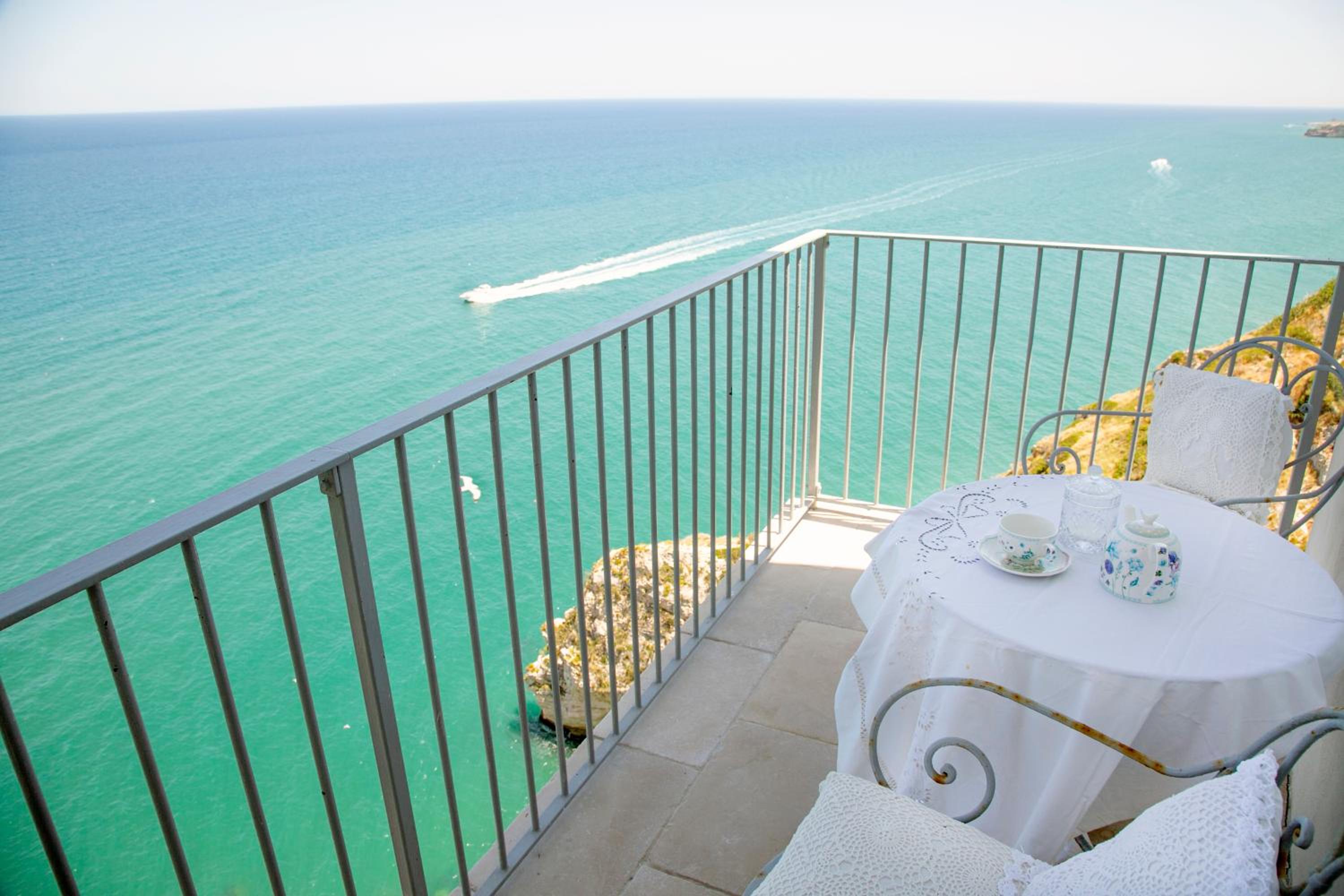 Deluxe Suite with Sea View - Photo 15