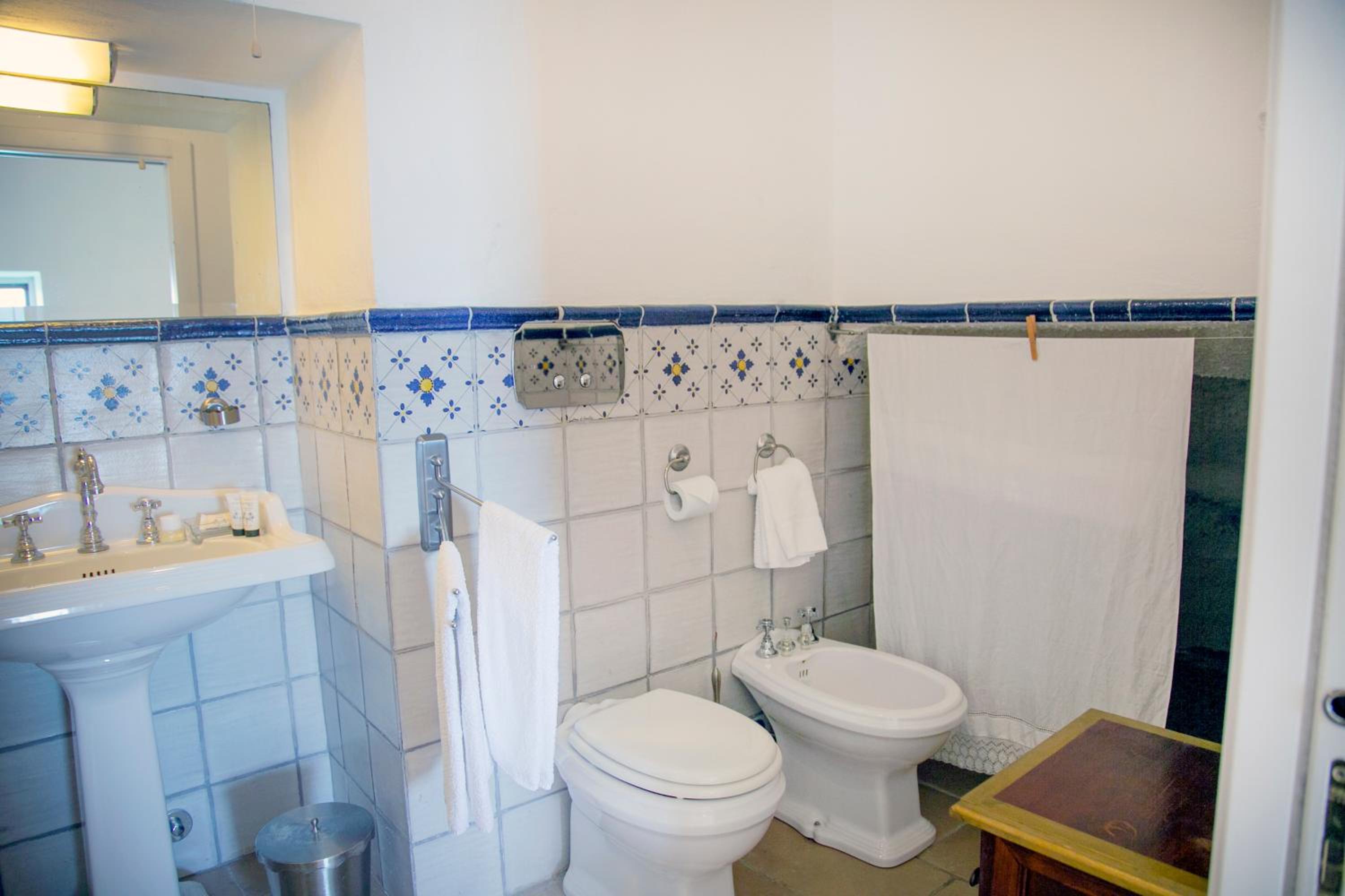 Deluxe Suite with Sea View - Photo 36