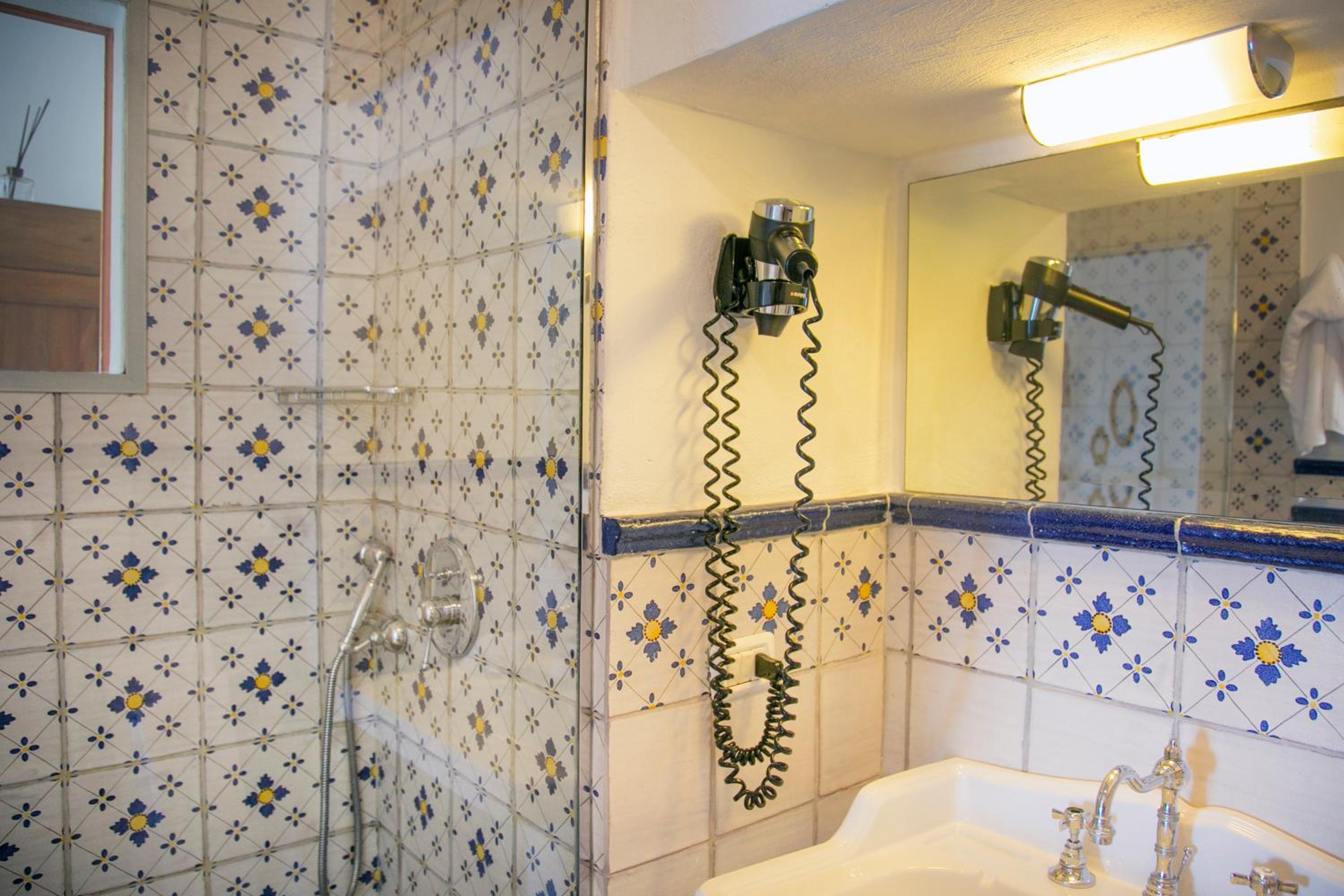 Deluxe Suite with Sea View - Photo 34