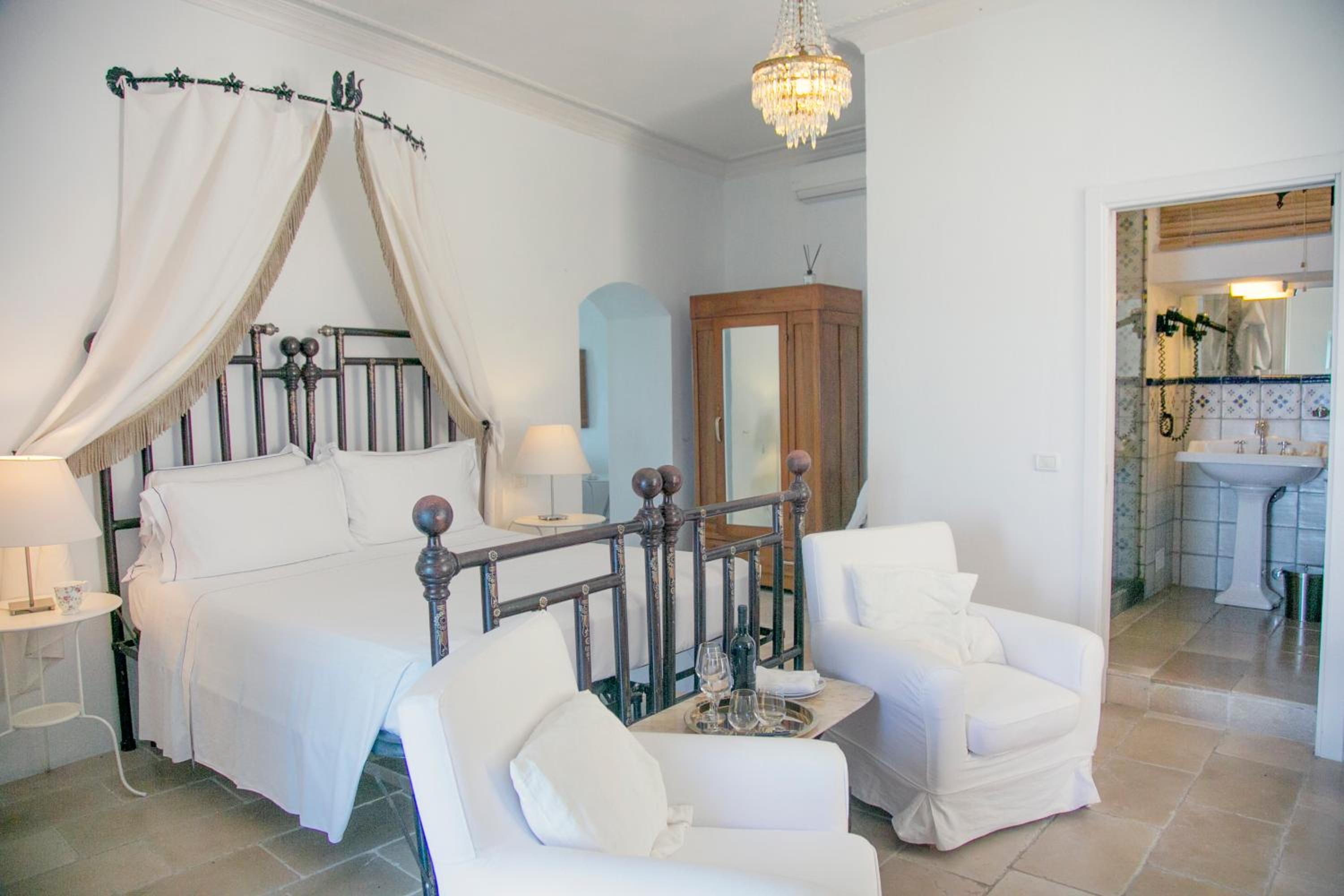 Deluxe Suite with Sea View - Photo 35