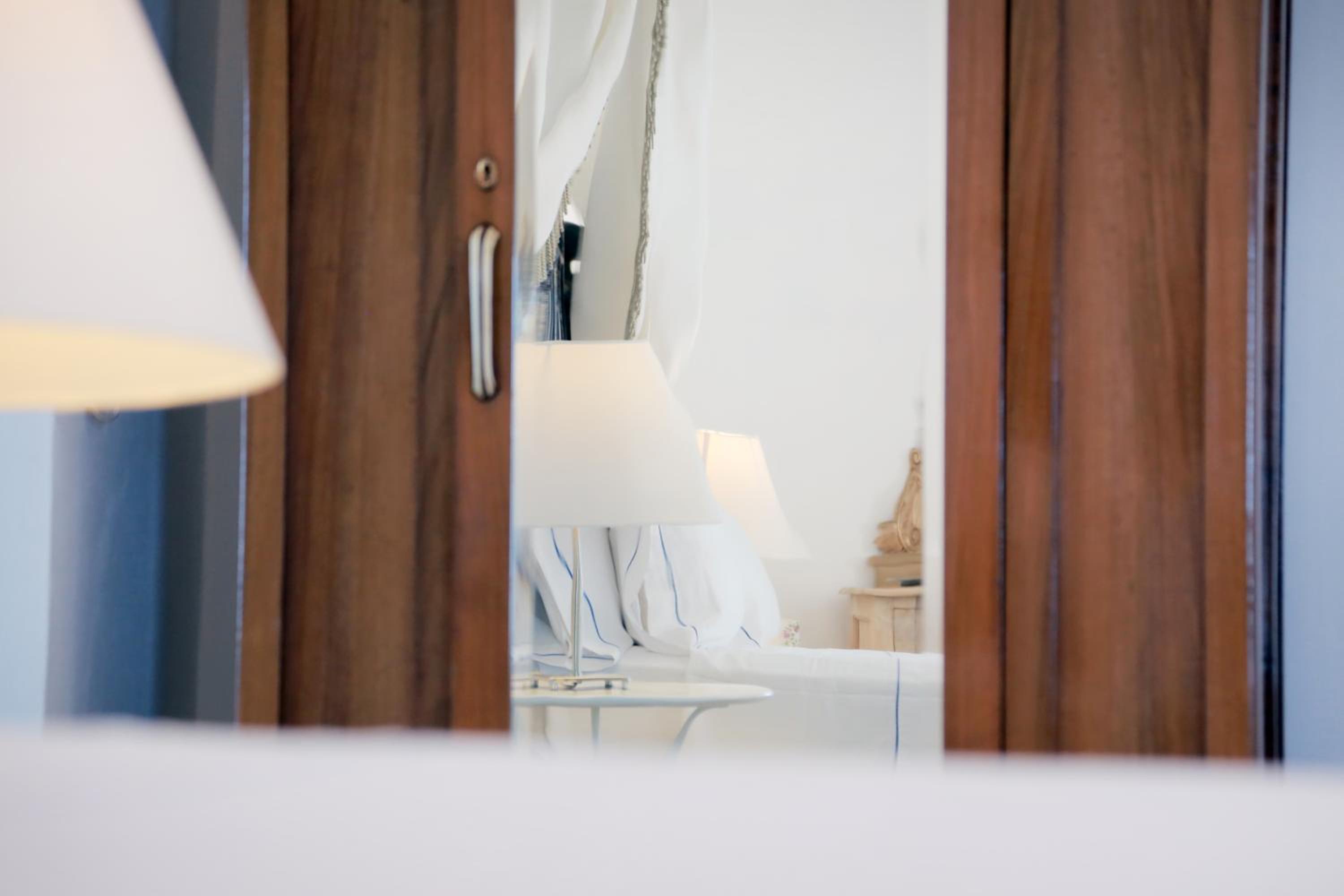 Deluxe Suite with Sea View - Photo 5