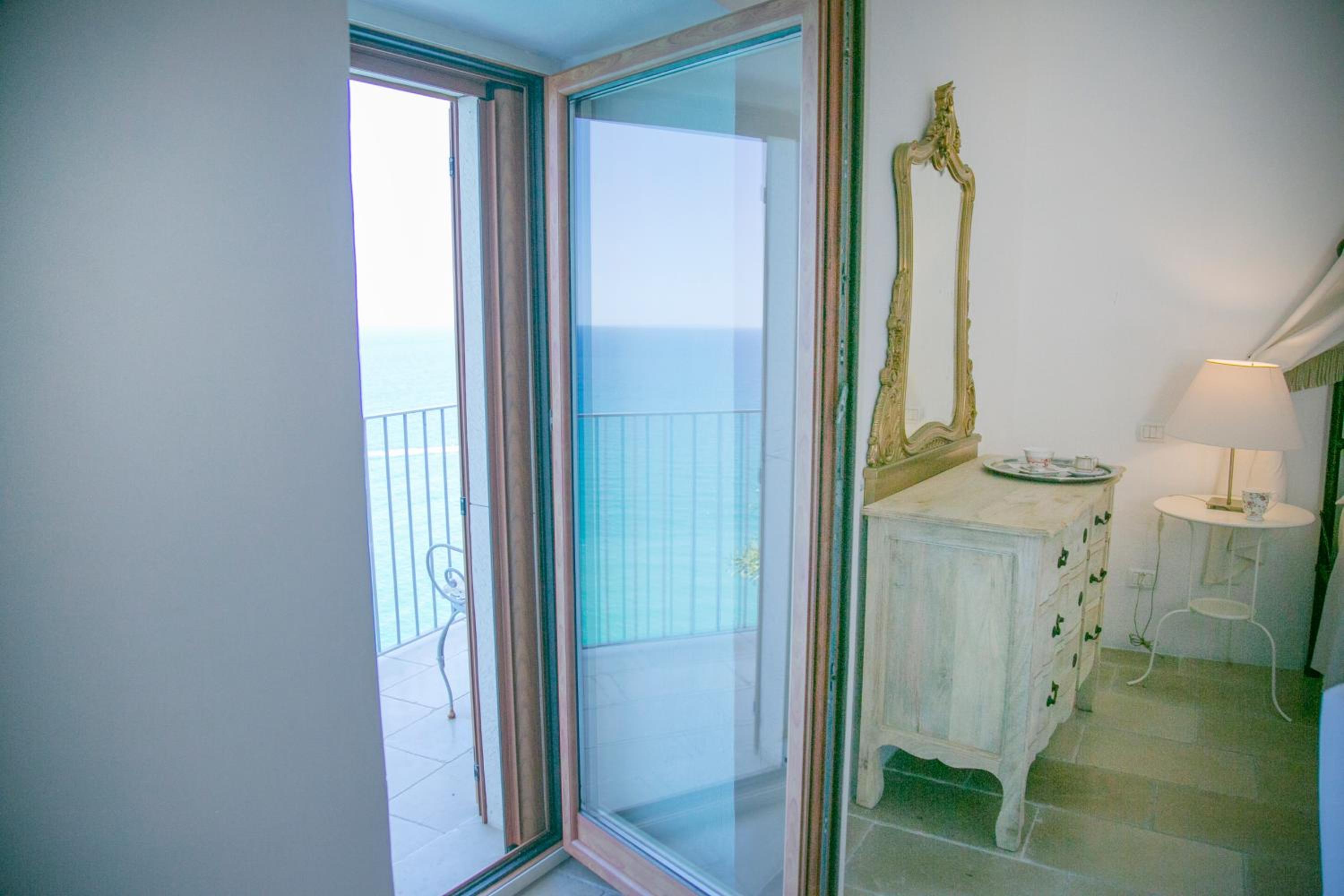 Deluxe Suite with Sea View - Photo 12