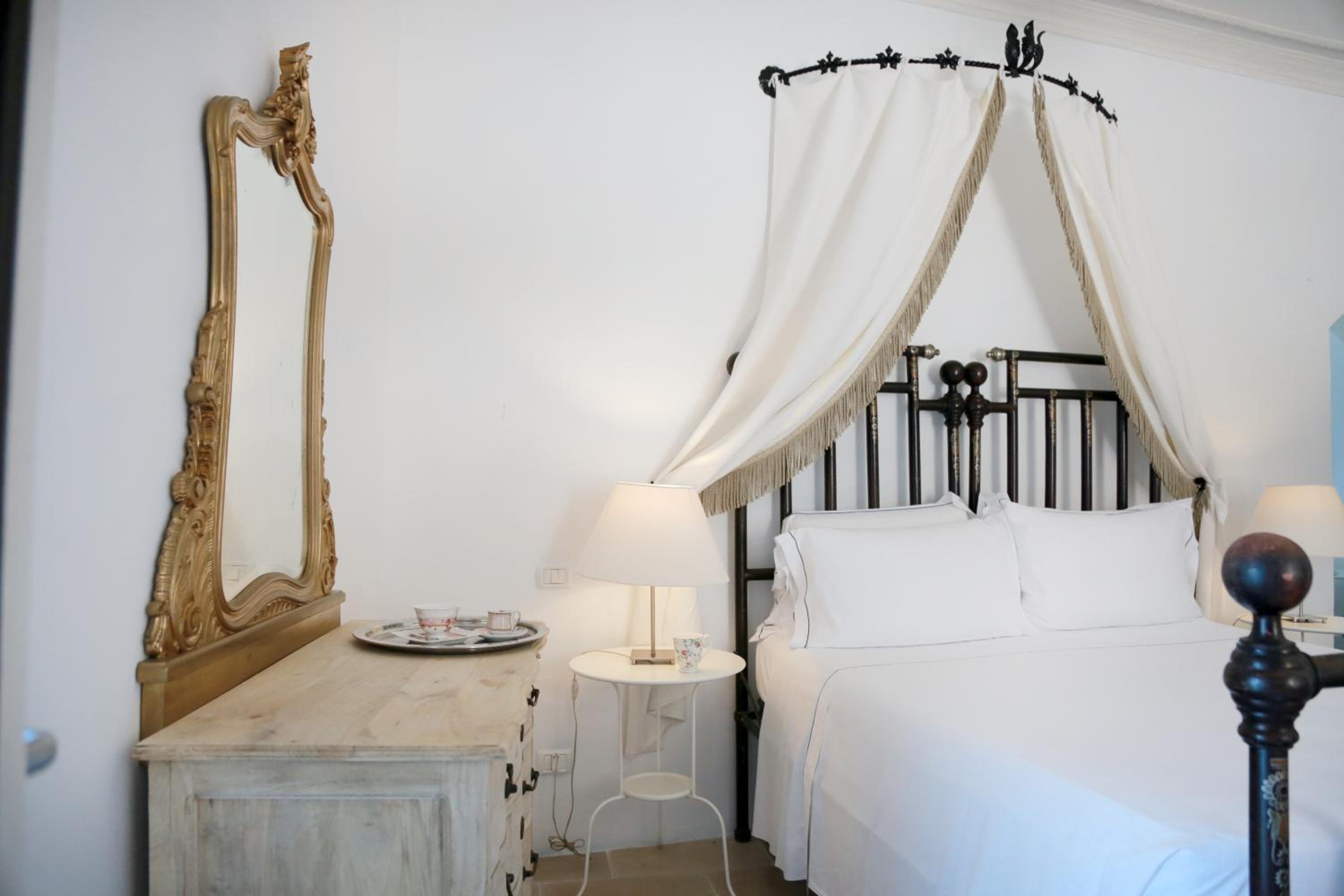 Deluxe Suite with Sea View - Photo 14