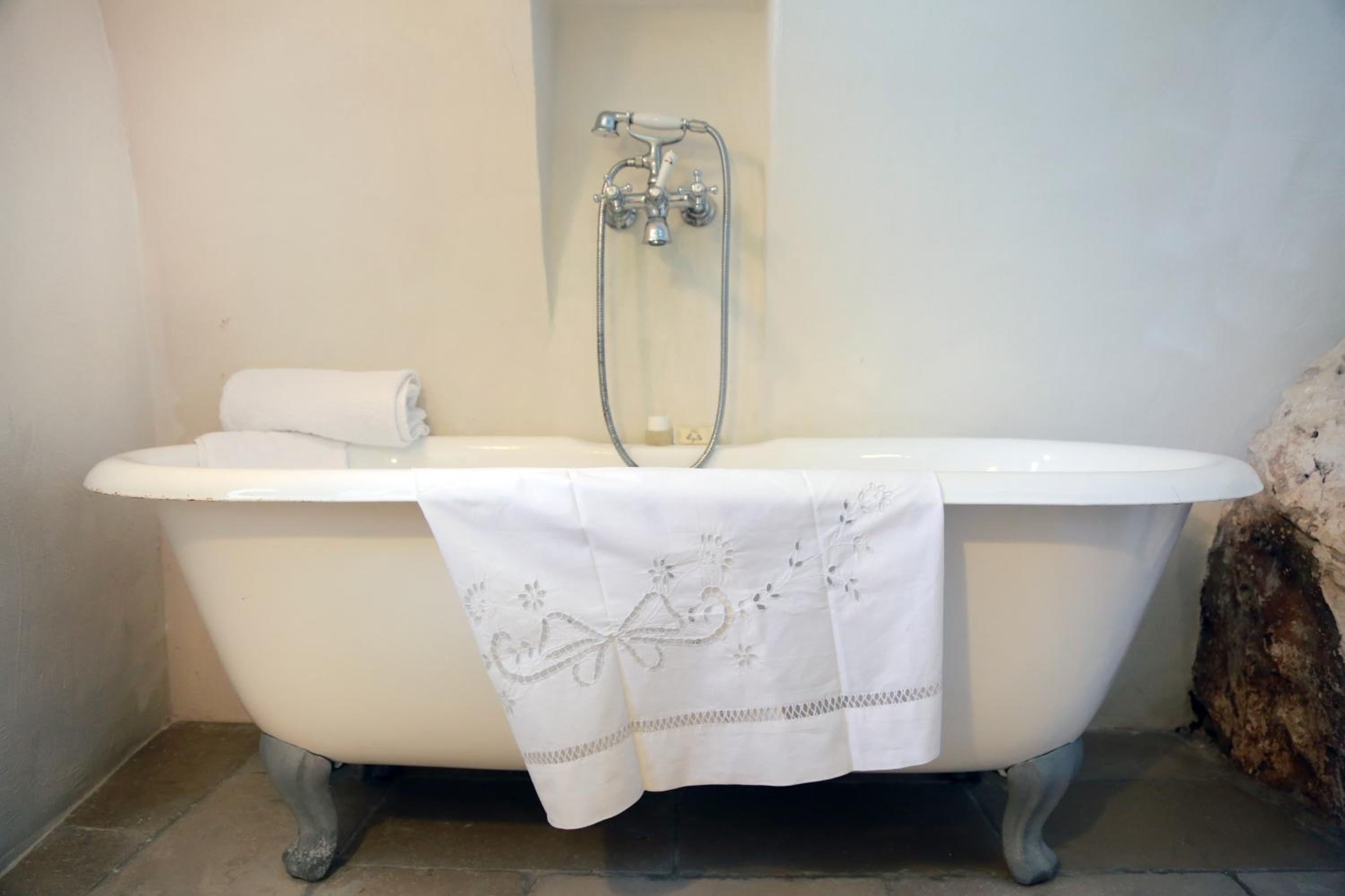 Deluxe Suite with Sea View - Photo 17