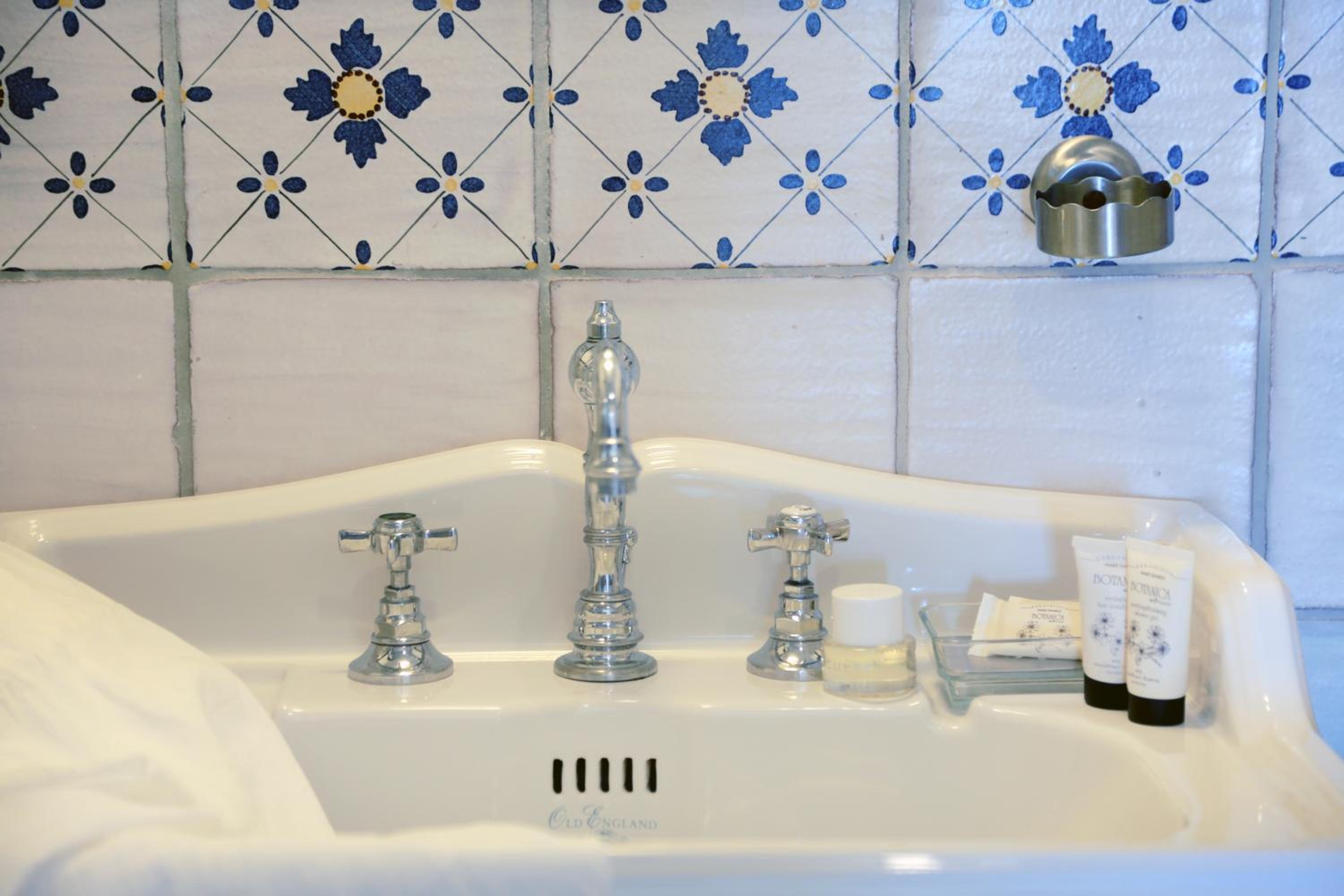 Deluxe Suite with Sea View - Photo 19
