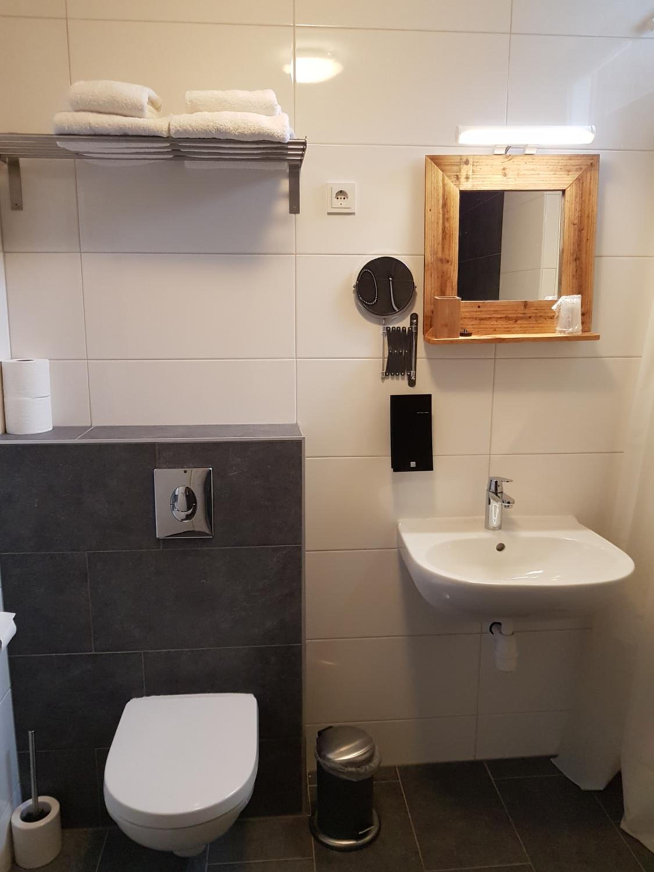 Budget Double Room with Private External Bathroom photo 2