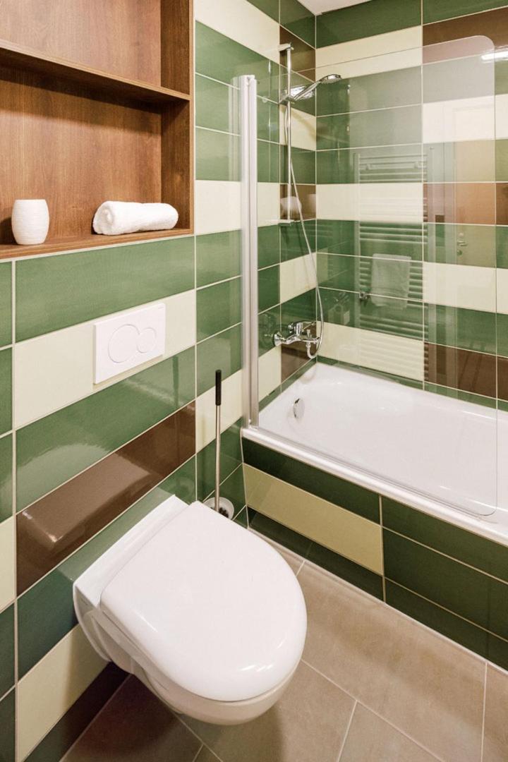 Double Room with Balcony - Photo 9
