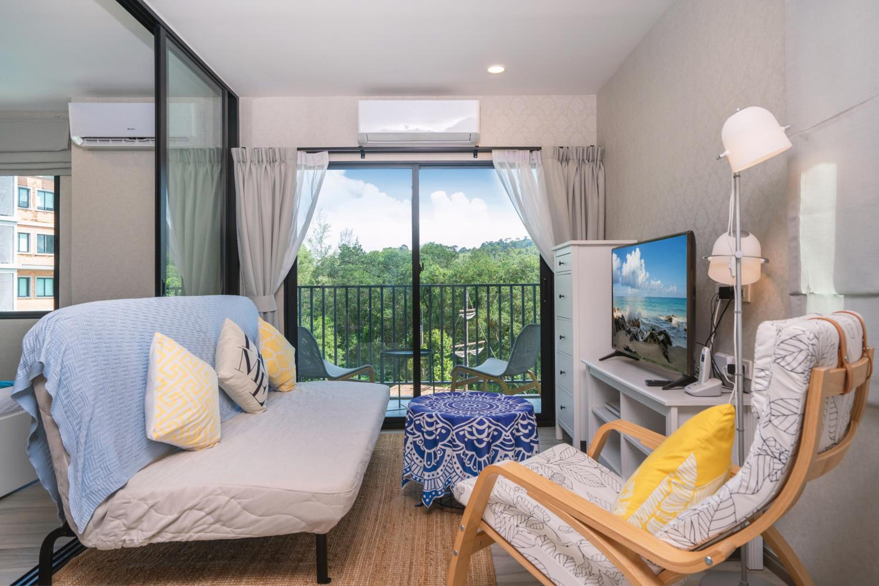 One-Bedroom Apartment with Pool View