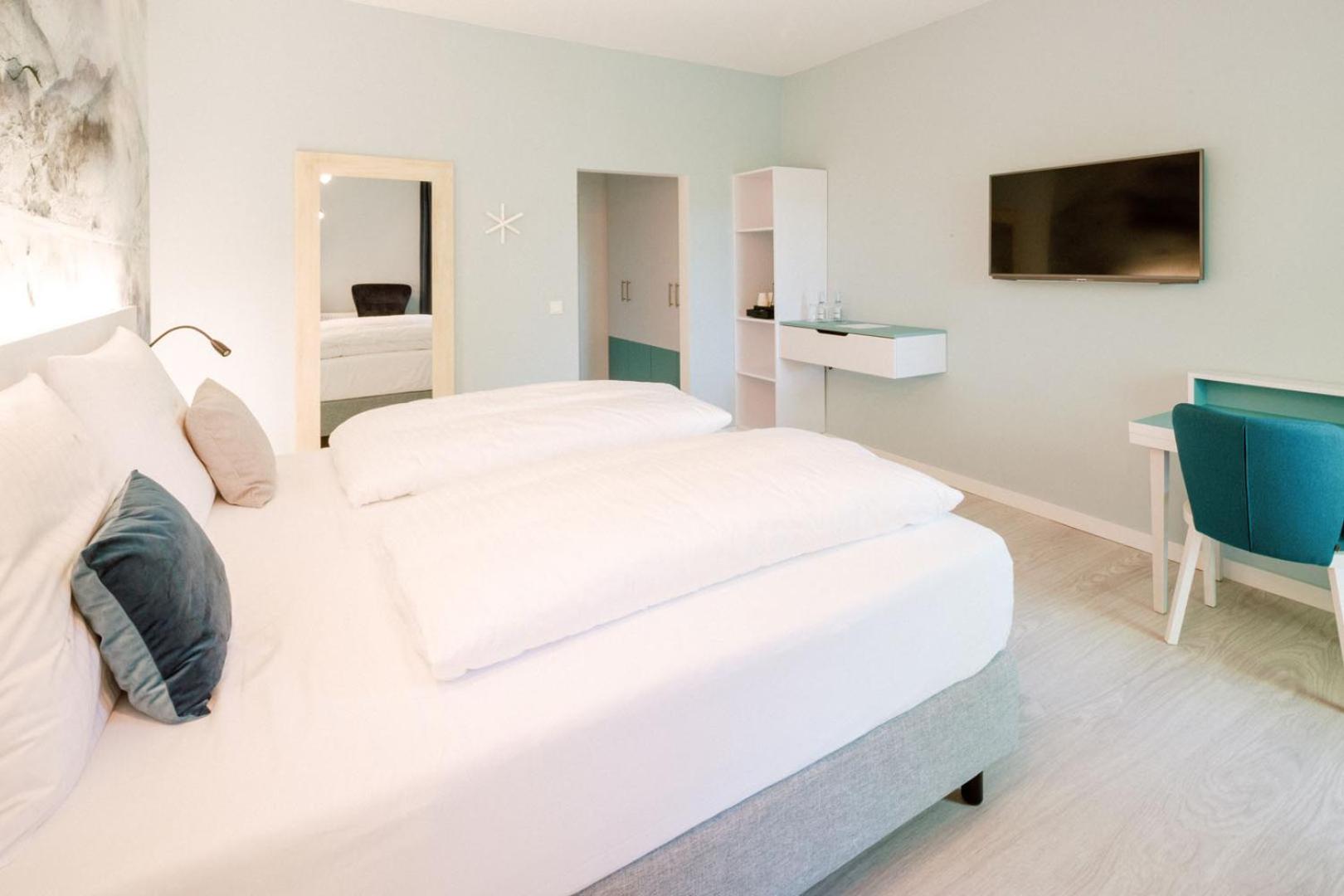 Double Room with Balcony - Photo 18