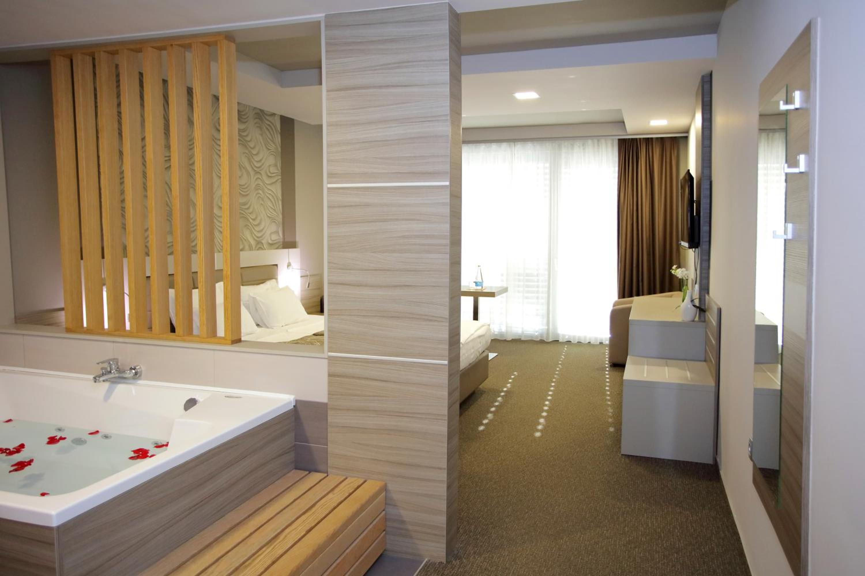 Deluxe Double Room - Photo 8