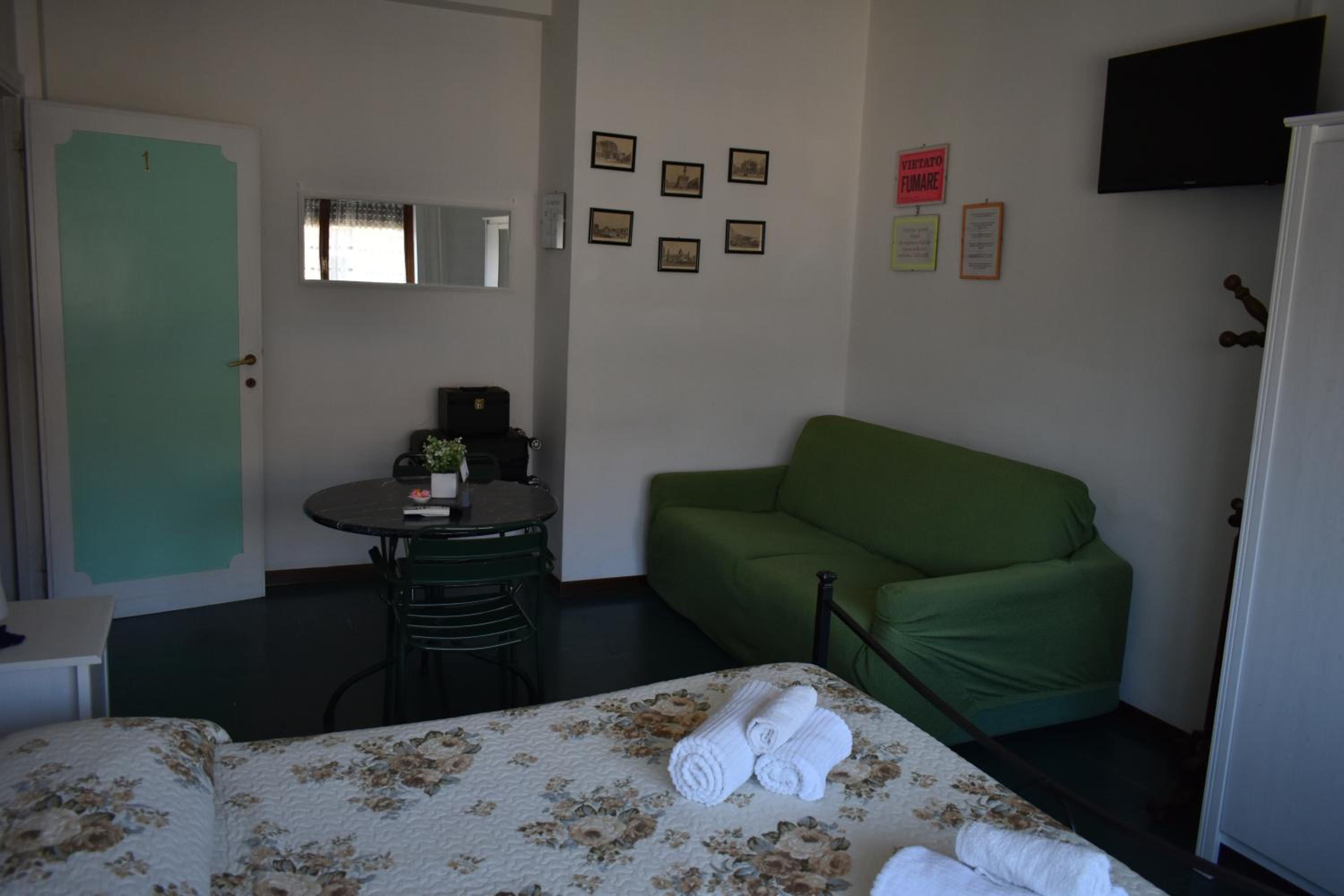 Quadruple Room with Private External Bathroom photo 2