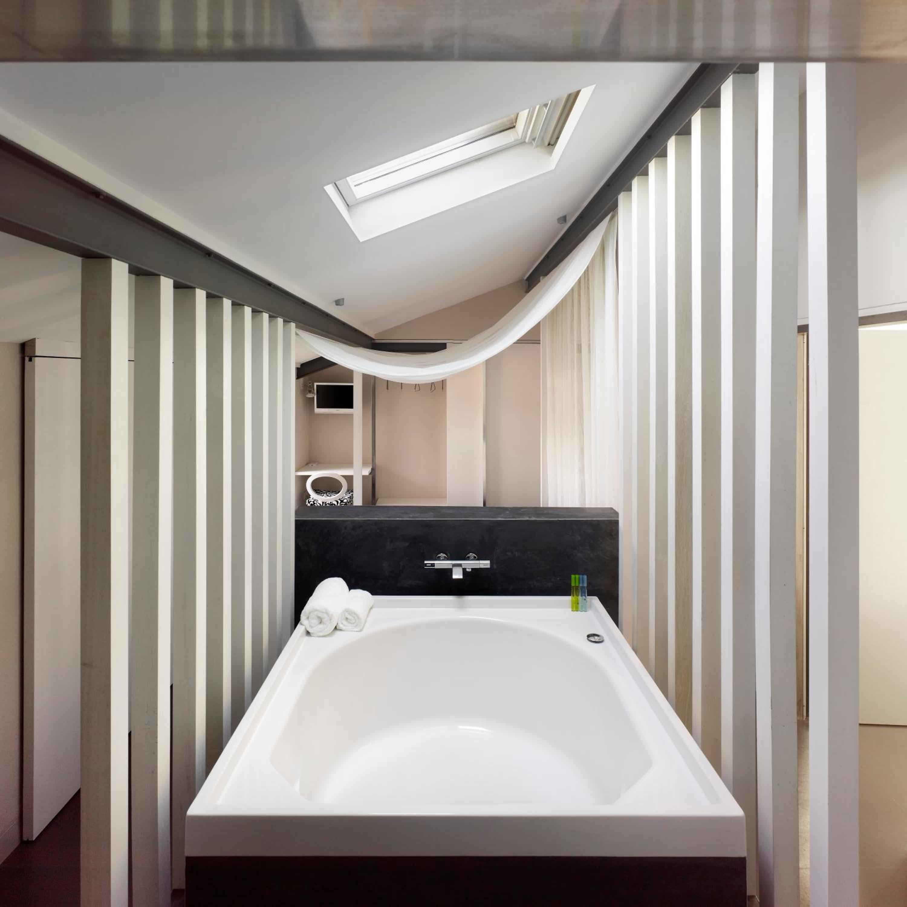 Deluxe Double Room with Bath - Photo 4