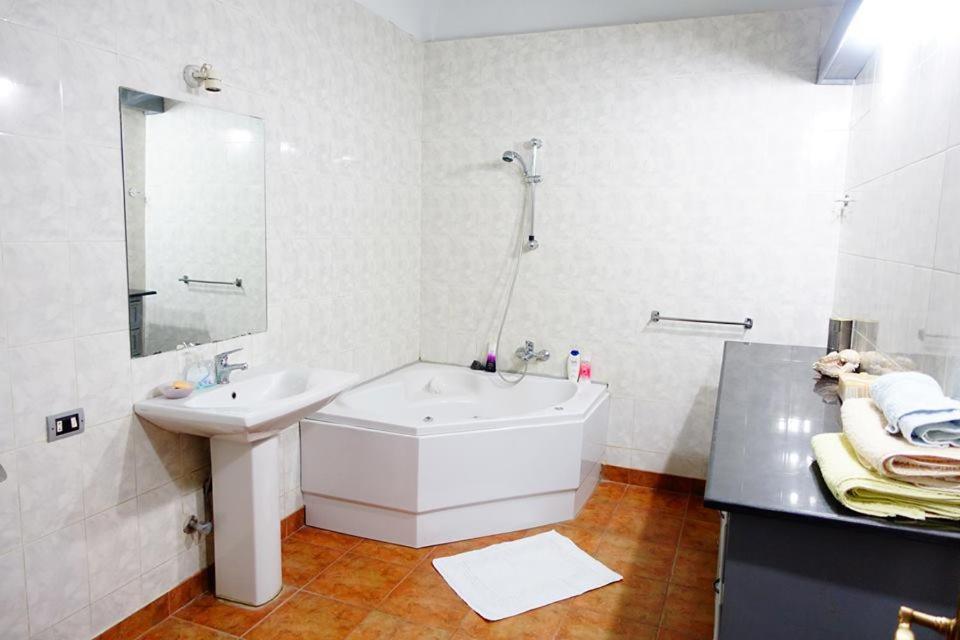 Deluxe Double Room with Private Bathroom With Garden View - Photo 22