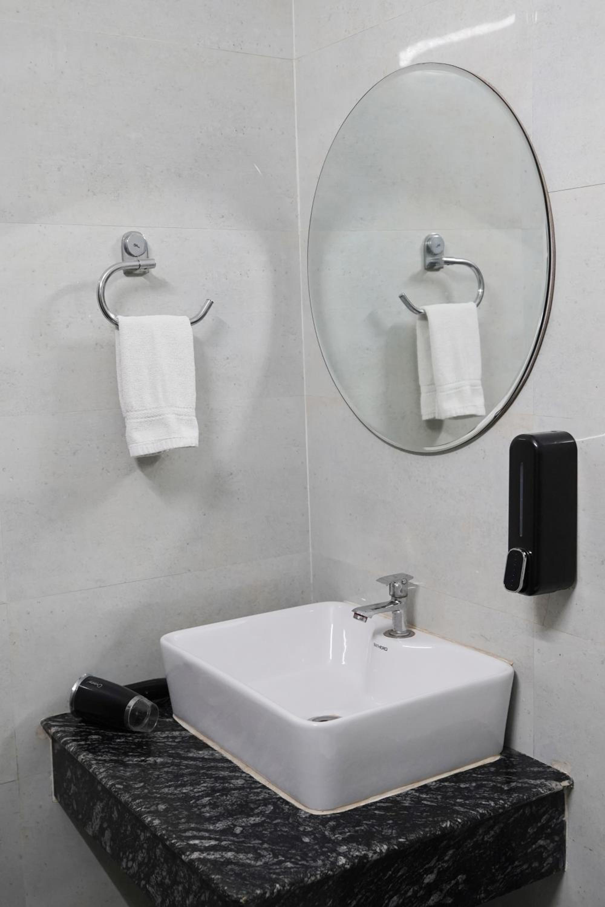 Deluxe Double Room - Photo 13