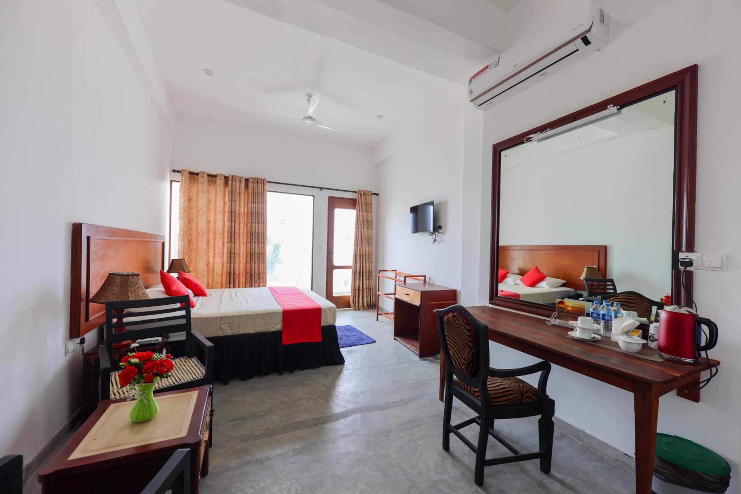 Deluxe Double Room With Side Sea View photo 2
