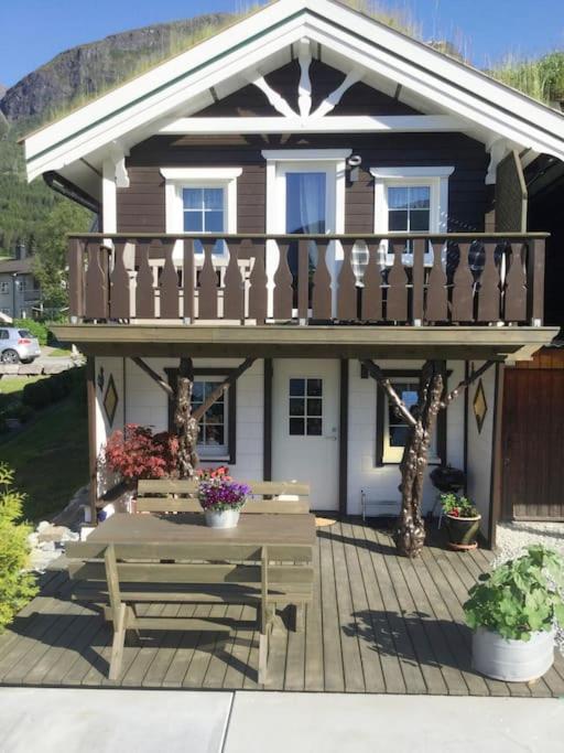 One-Bedroom House photo 1