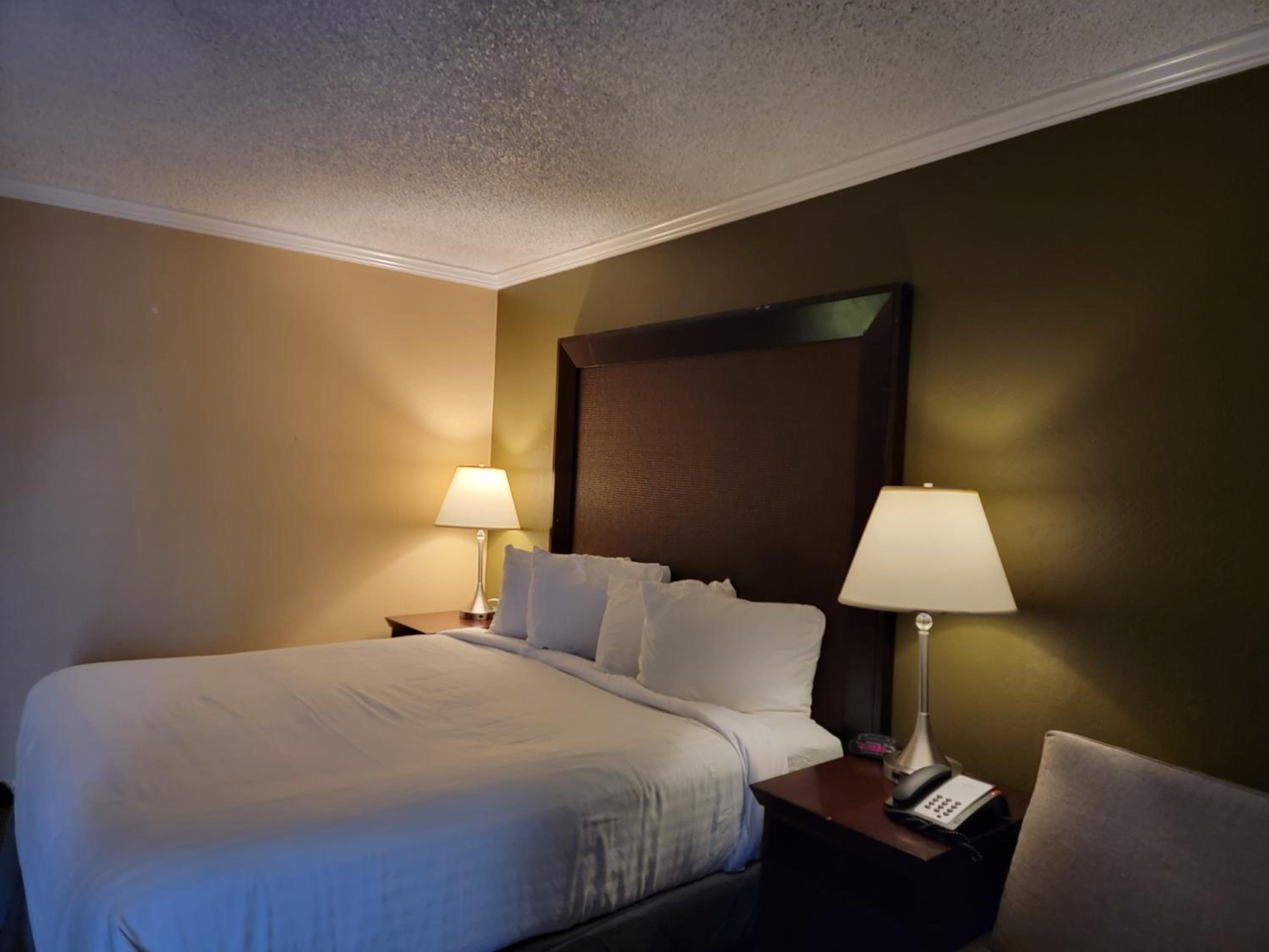 Executive Room with a King Bed - Non-Smoking - Photo 2