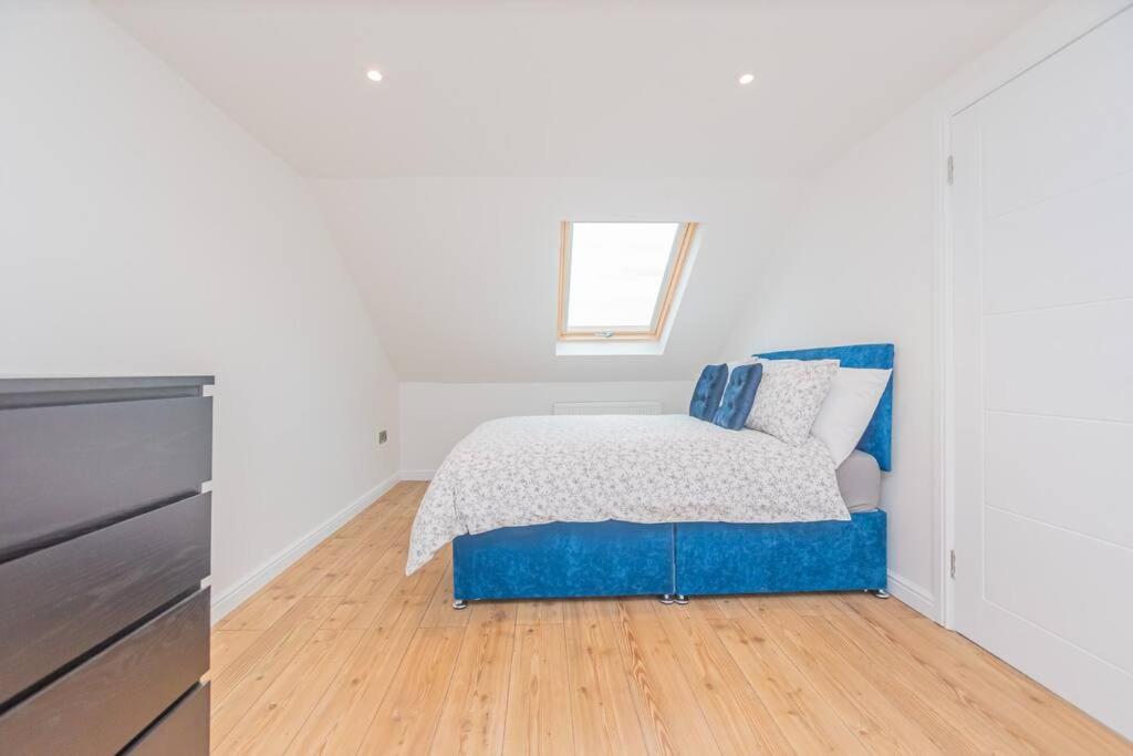 Five-Bedroom House photo 1