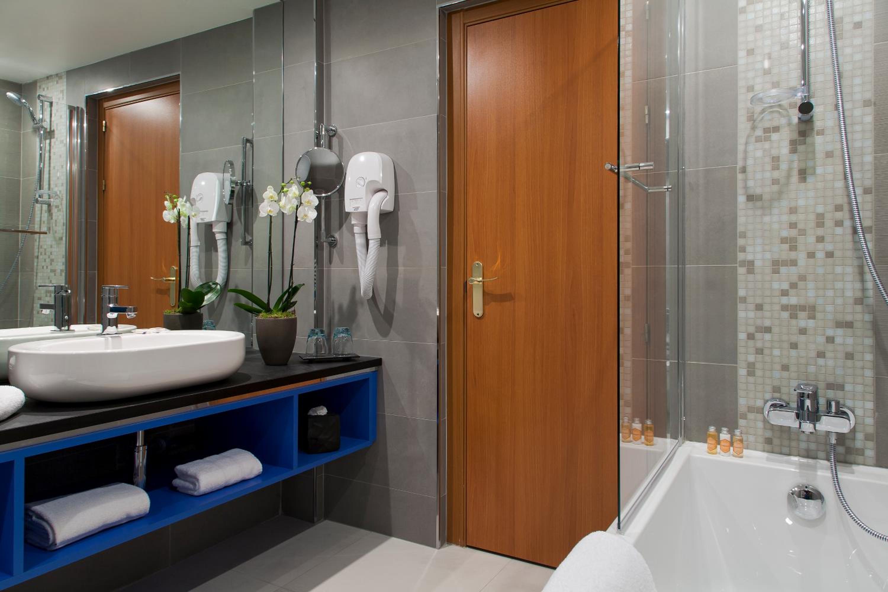 Superior Double Room with Balcony thumbnail 5