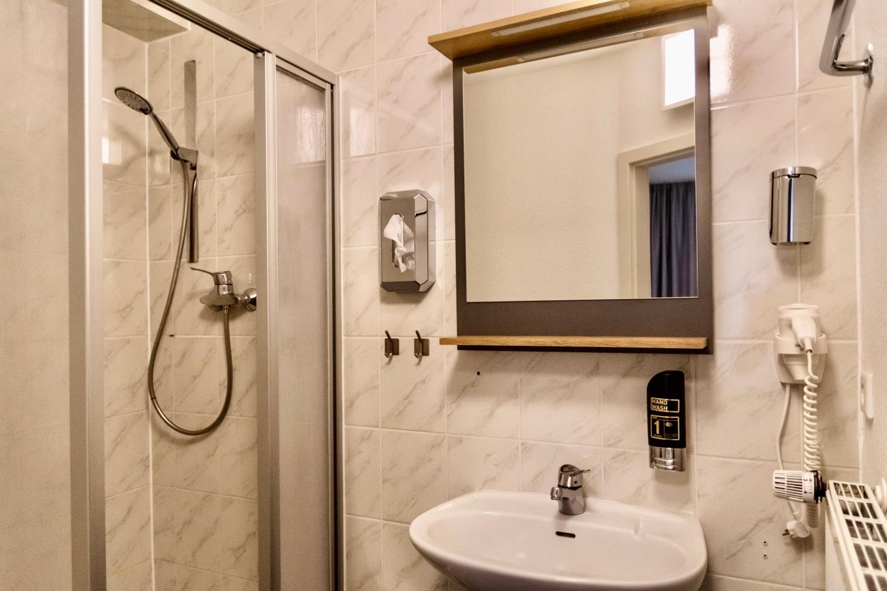 Double Room - Photo 7